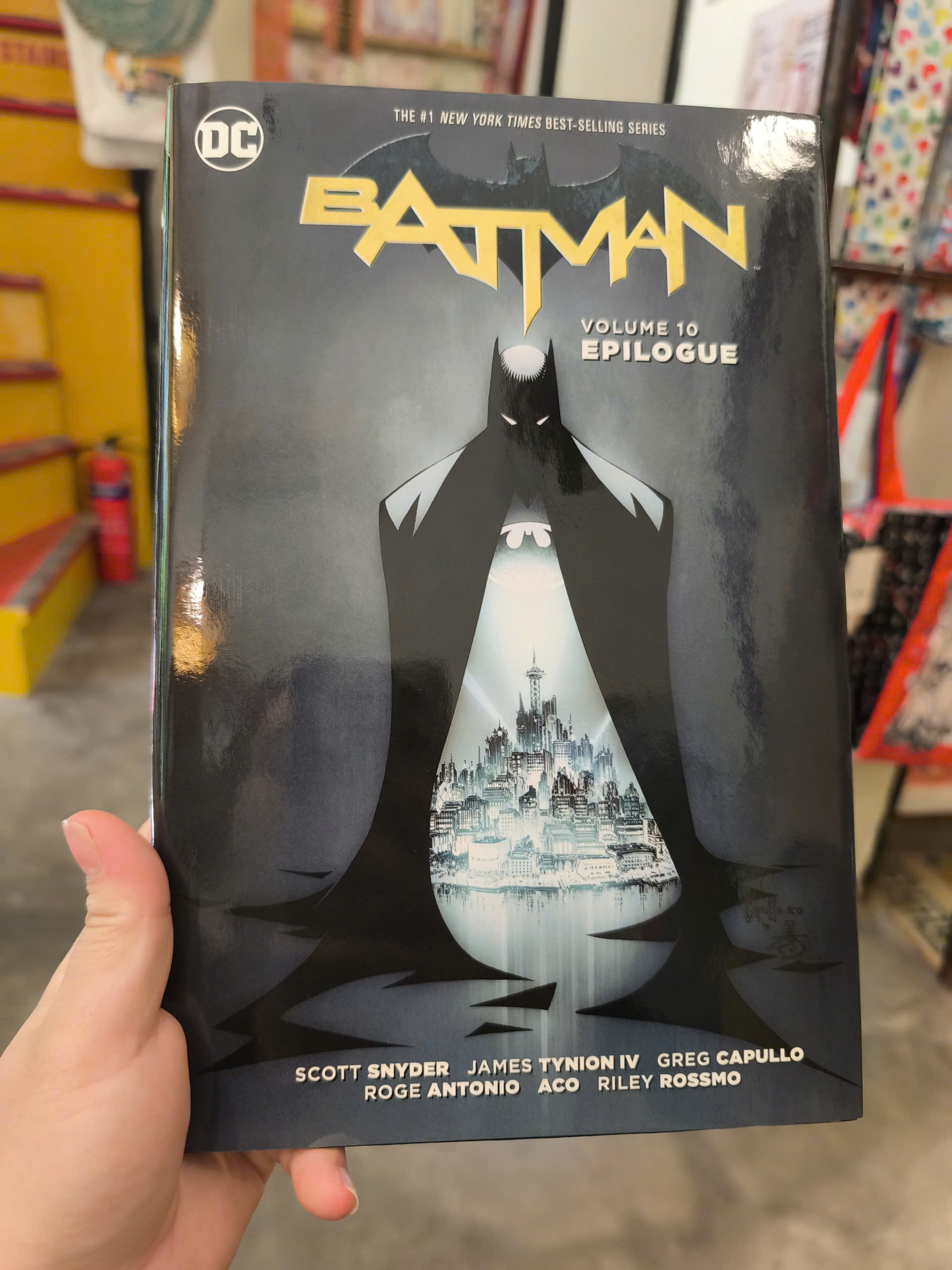 Sách - Batman, Volume 10: Epilogue | DC Comics / Hardcover Graphic Novels / Truyện tranh Nhập khẩu