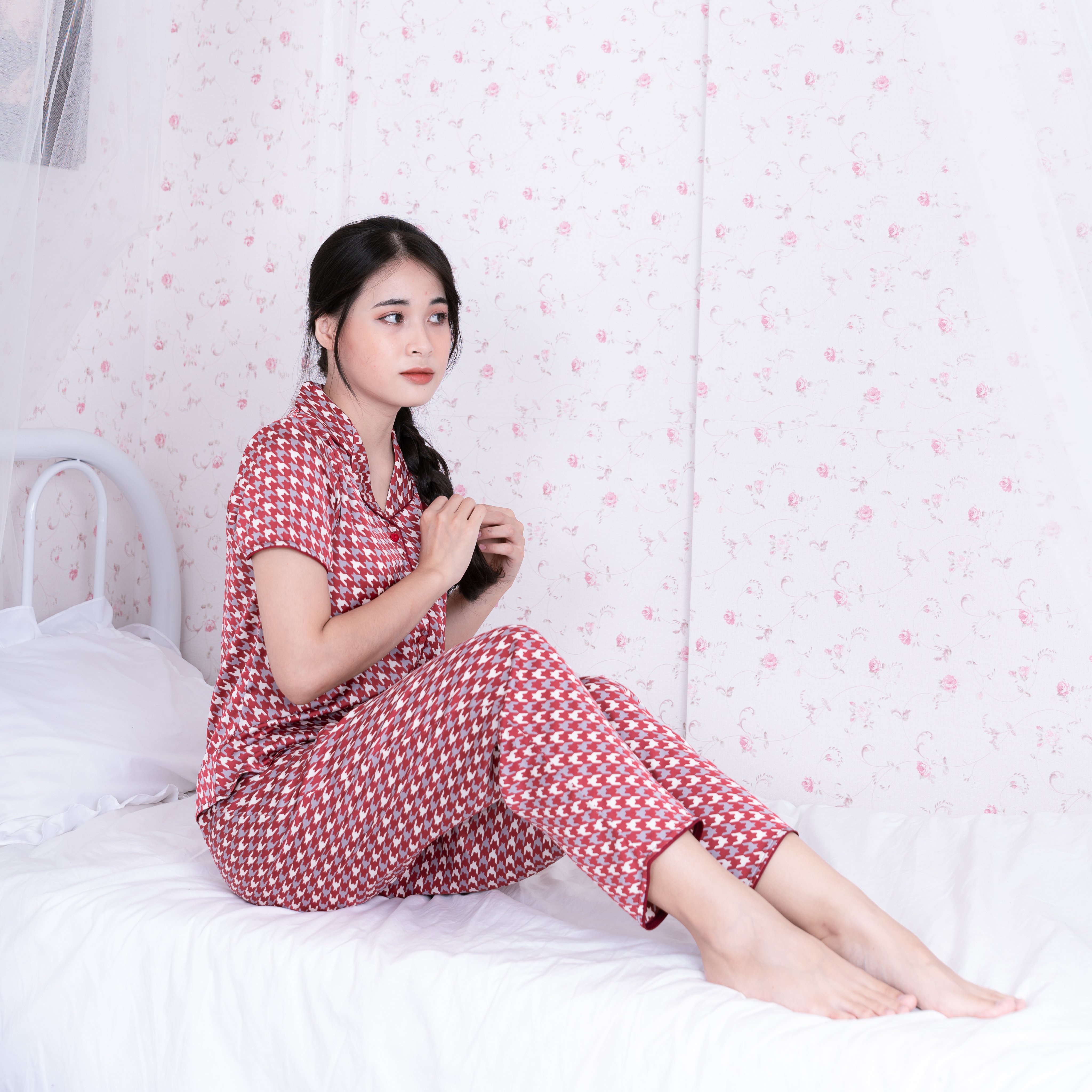 Bộ đồ Pyjama nữ, đồ mặc nhà lụa VILADY - B141 kiểu tay cộc quần dài họa tiết Ziczac chất liệu lụa Pháp (lụa latin) - Màu đỏ