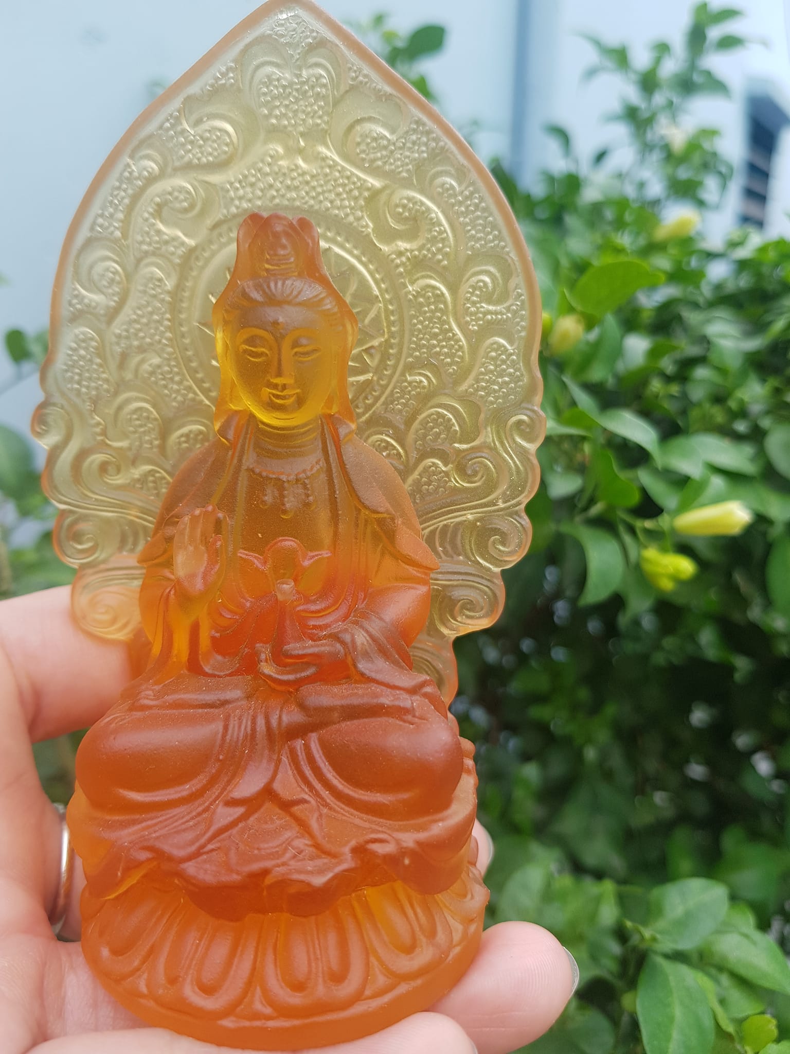 TƯỢNG PHẬT BÀ QUAN ÂM MỚI ĐÁ LƯU LY VÀNG ĐẬM ĐỂ TRONG XE HƠI hoặc BÀN cao 12cm x đk 7cm x đế 5cm Mệnh KIM mệnh THỔ mệnh THUỶ ạ