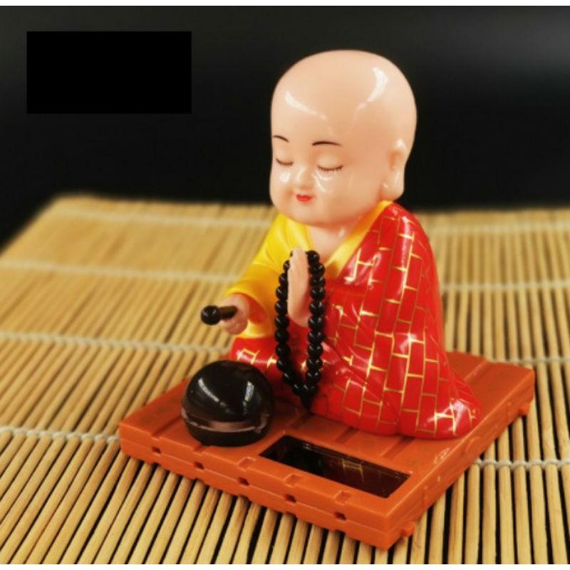 Tượng phật gõ mõ năng lượng mặt trời trang trí taplo xe hơi, phòng làm việc