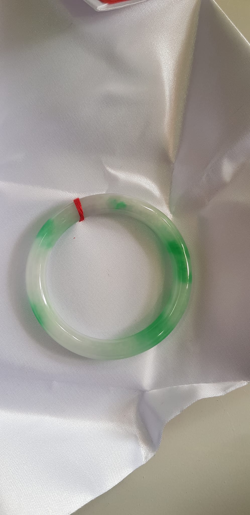 Vòng tay nữ đá Cẩm Thạch tự nhiên mới TR LÝ IC 51mm x chột 8mm Vòng màu trắng xanh lý vân bóng đều đẹp nữ 50kg - 54kg đeo ạ