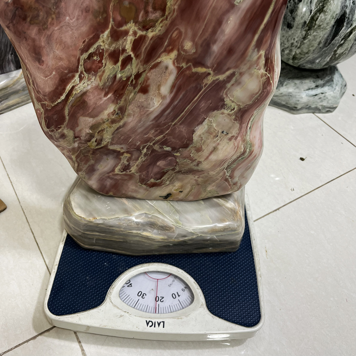 Cây đá trấn trạch tự nhiên màu đỏ cao 57 cm nặng 21 kg ( CUNG LỢI ÍCH) CHO MỆNH THỔ VÀ HỎA