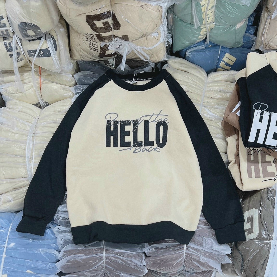 Áo Khoác Hoodie & Sweater Nam Nữ Họa Tiết Chữ HELLO Chất Nỉ Ngoại Mềm Mịn Phong Cách Thời Trang Hàn, áo sweater phối tay ráp lăng chữ hello, Áo sweater nữ cổ tròn, áo hoodie nỉ form rộng phong cách ulzzang Hàn Quốc