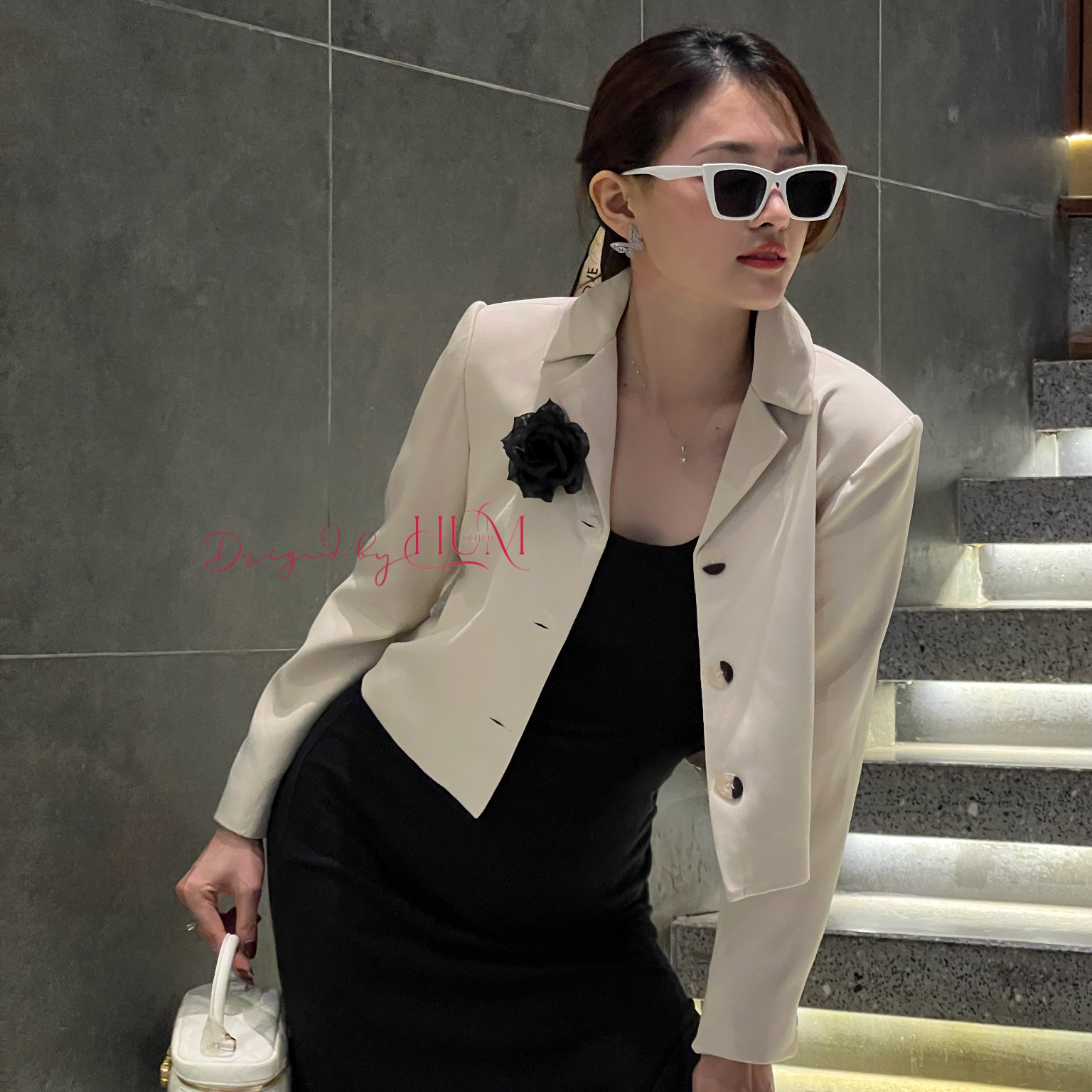 Áo Blazer, áo vest nữ thân ngắn, tay dài, form mềm mại, nút dạ vân sừng xà cừ, màu Nude nhạt, hàng thiết kế - Taurus B02