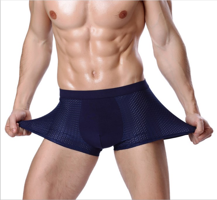 Hộp 4 quần lót boxer, sịp đùi thông hơi cao cấp dành cho nam cotton co dãn bốn chiều ôm sát cơ thể mang lại cảm giác mát mẻ thoải mái suốt cả ngày.