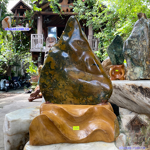 Đá canxedon hình chiếc lá màu vàng đất pha lẫn xanh rêu tuyệt đẹp giúp bình ổn tâm lý và tình cảm CXD94 nặng 9.5kg kích thước 44x17.5x7