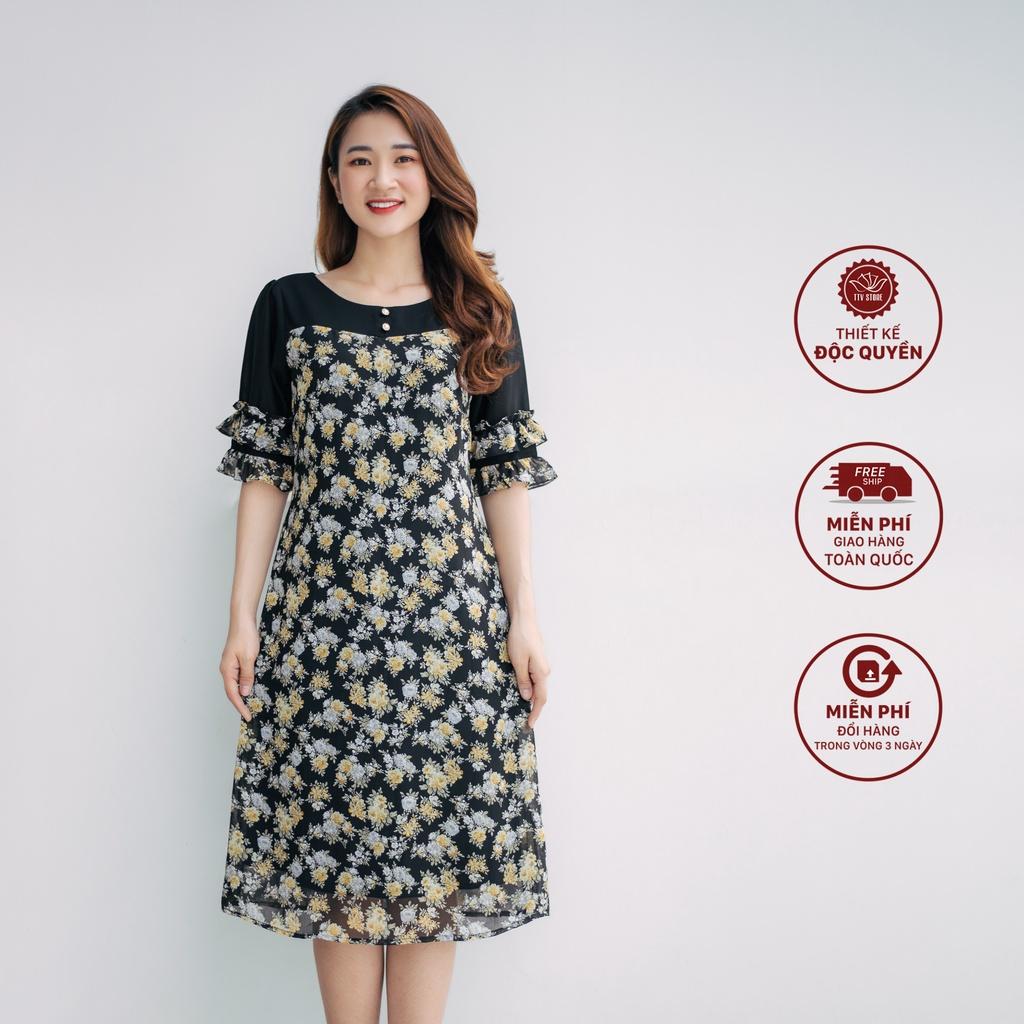 Đầm suông hoa trung niên đính nút cổ tròn tay phối bèo màu đen hoa vàng TTV992