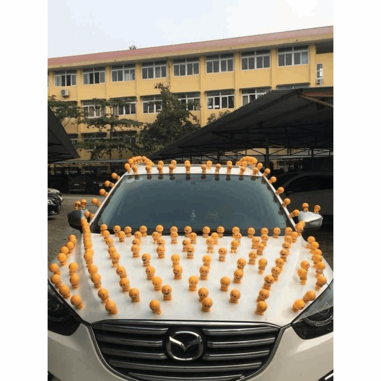 HÌNH EMOJI BIỂU CẢM HÀI HƯỚC LẮC ĐẦU NGỘ NGHĨNH Kích thước: Cao 7cm - Rộng 5cm Body: EMOJI Toàn màu vàng hết EMOJI được làm từ chất liệu nhự cao cấp an toàn không độc hại. Chân emoji có lớp keo giúp cố định chắc chắn trang trí xe hơi xe máy bàn làm việc ... Đầu với thân liên kết với nhau bằng lò xo giúp đầu lắc lư ngộ nghĩnh mỗi khi có tác động lực rất nhỏ. Emoji lò xo ngộ nghĩnh, trang tríxe hơi, để trên bàn làm việc... Đủ bộ Emoji lò xo độc đáo, được chọn Emoji yêu thích Có miếng dán 3M để được ở mọi vị trí Món đồ chơi tiêu khiểu giúp giải tỏa căng thẳng, tạo tiếng cười sảng khoái Dùng để ở bàn làm việc, bàn học, trang trí xe hơi,... Sản phẩm hot nhất mùa hè năm 2019 Sưu tập đủ bộ Emoji lò xo siêu đáng yêu của vinet shop