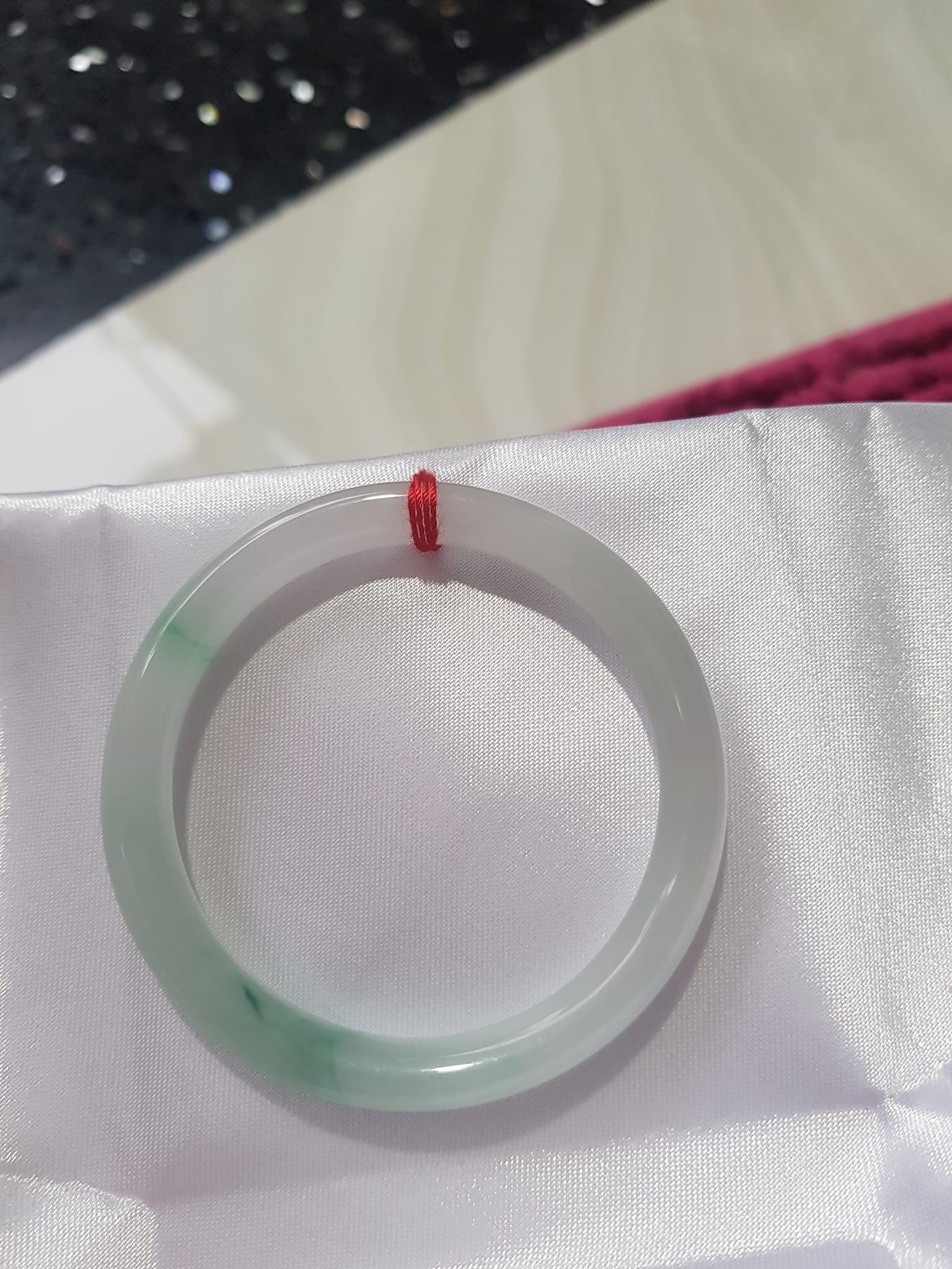 Vòng cẩm thạch tự nhiên Lý A 51 Vân Đẹp size 51mm x 7mm màu trắng vân lý đẹp bóng hợp Nữ mệnh Kim mệnh Thủy Nữ 50kg - 57kg ạ