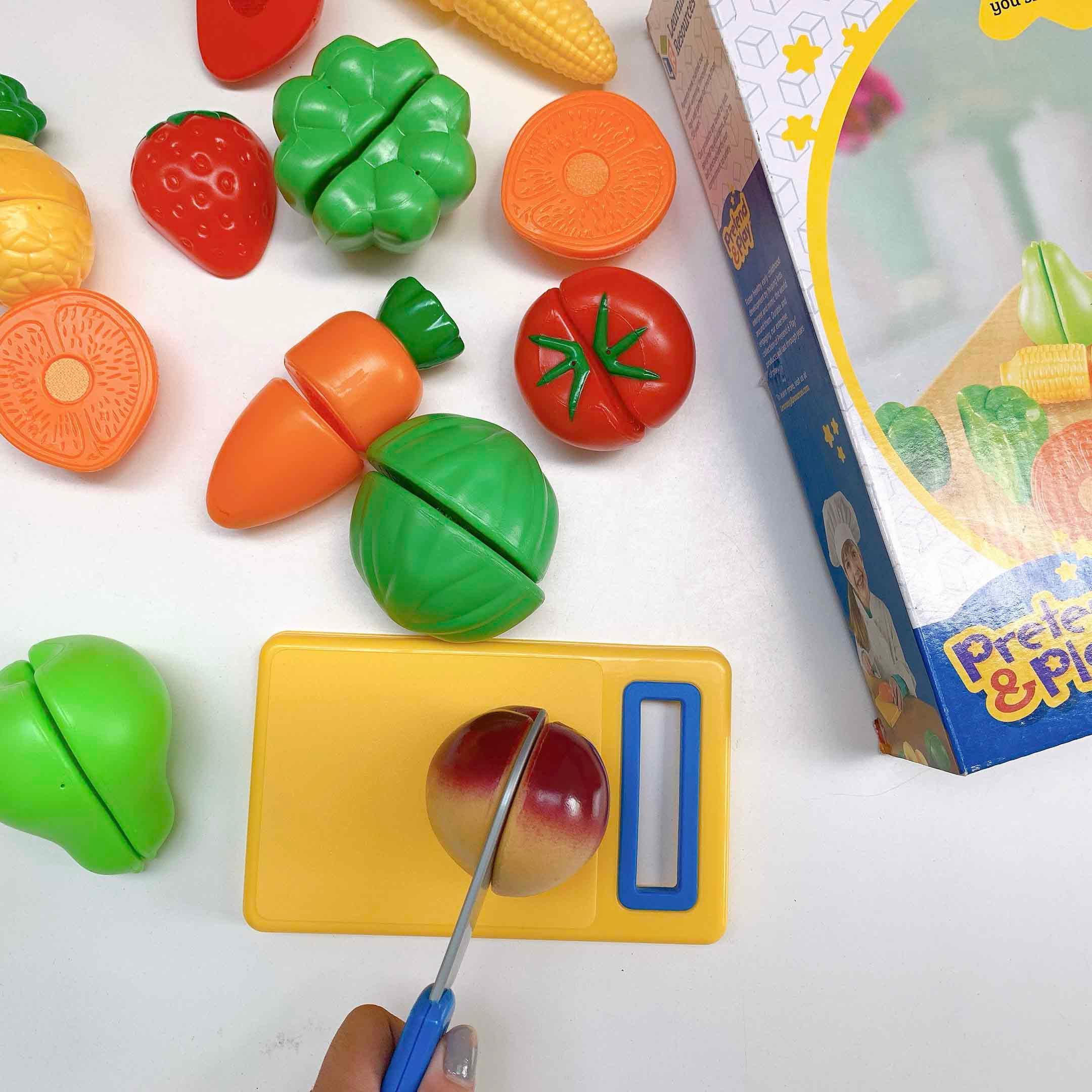 Learning Resources Bộ đồ chơi nhà bếp chủ đề cắt rau củ - Pretend &amp; Play Fruit, Cutting Fruits and Veggies Toy