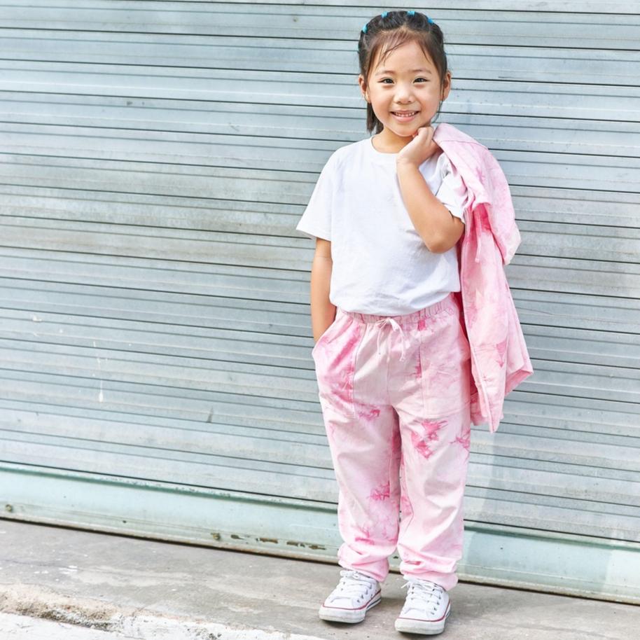 Quần thể thao jogger bé gái 2 - 5 tuổi vải cotton màu hồng in họa tiết vệt loang TBTM2-1540 - OETEO One of A Kind