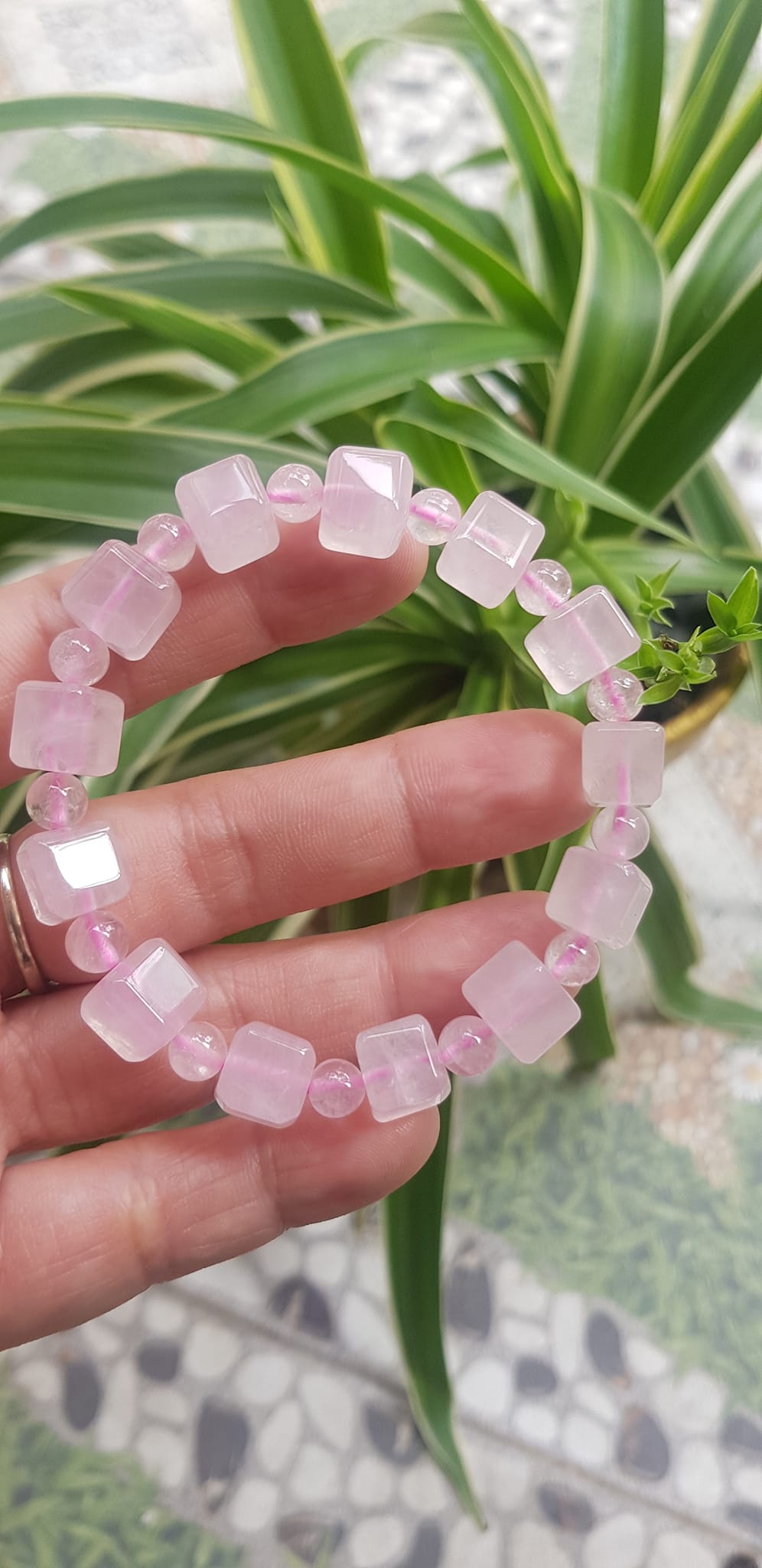 Vòng tay nữ kiểu đá thạch anh hồng tự nhiên hạt vuông tròn đan xen rất là đẹp Size hạt vuông 9mm phối bi nhỏ 6mm màu hồng tươi nhẹ nhàng nữ mệnh hỏa mệnh thổ đeo có 499k ạ