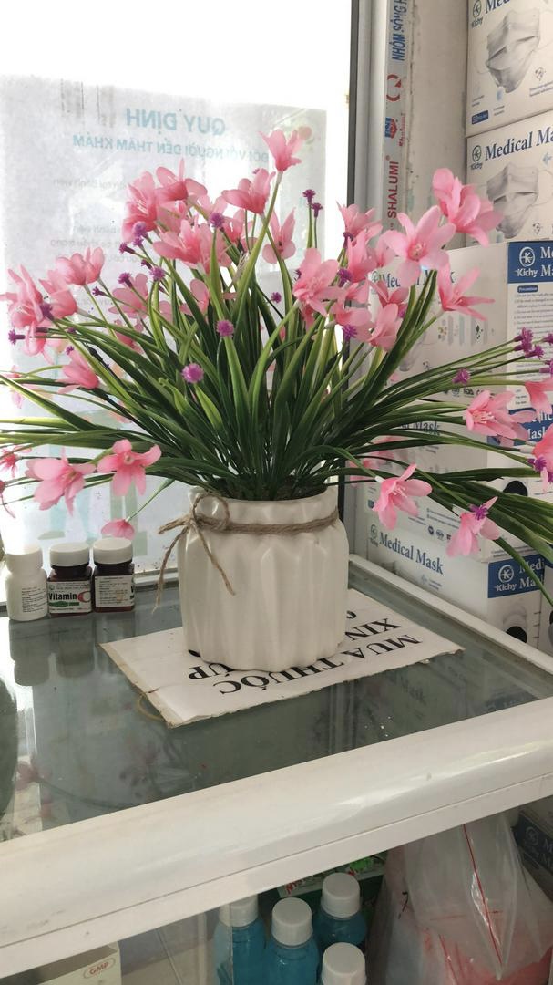 Chậu hoa thuỷ tiên giả trang trí – Nhiều màu sắc – Bình hoa cắm sẵn cây giả, hoa lụa decor – Cụm hoa dài khoảng 30 cm gồm 7 nhánh – Bình hoa cao từ 30 đến 35 cm