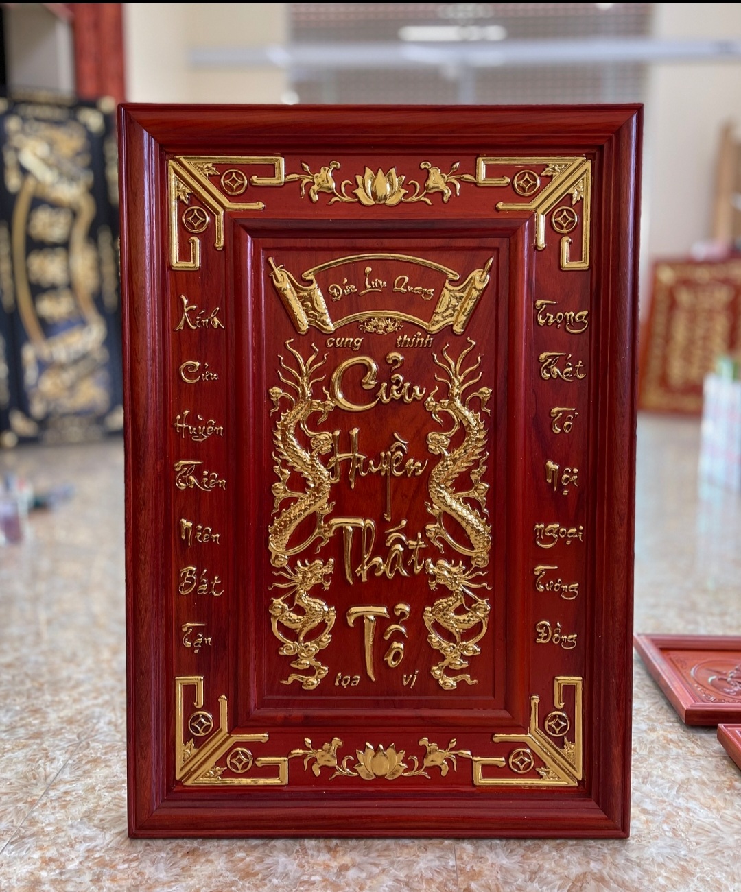 Tranh thờ cửu huyền thất tổ được làm bằng gỗ hương đỏ và pu dát vàng cao cấp kt 68×98×4cm