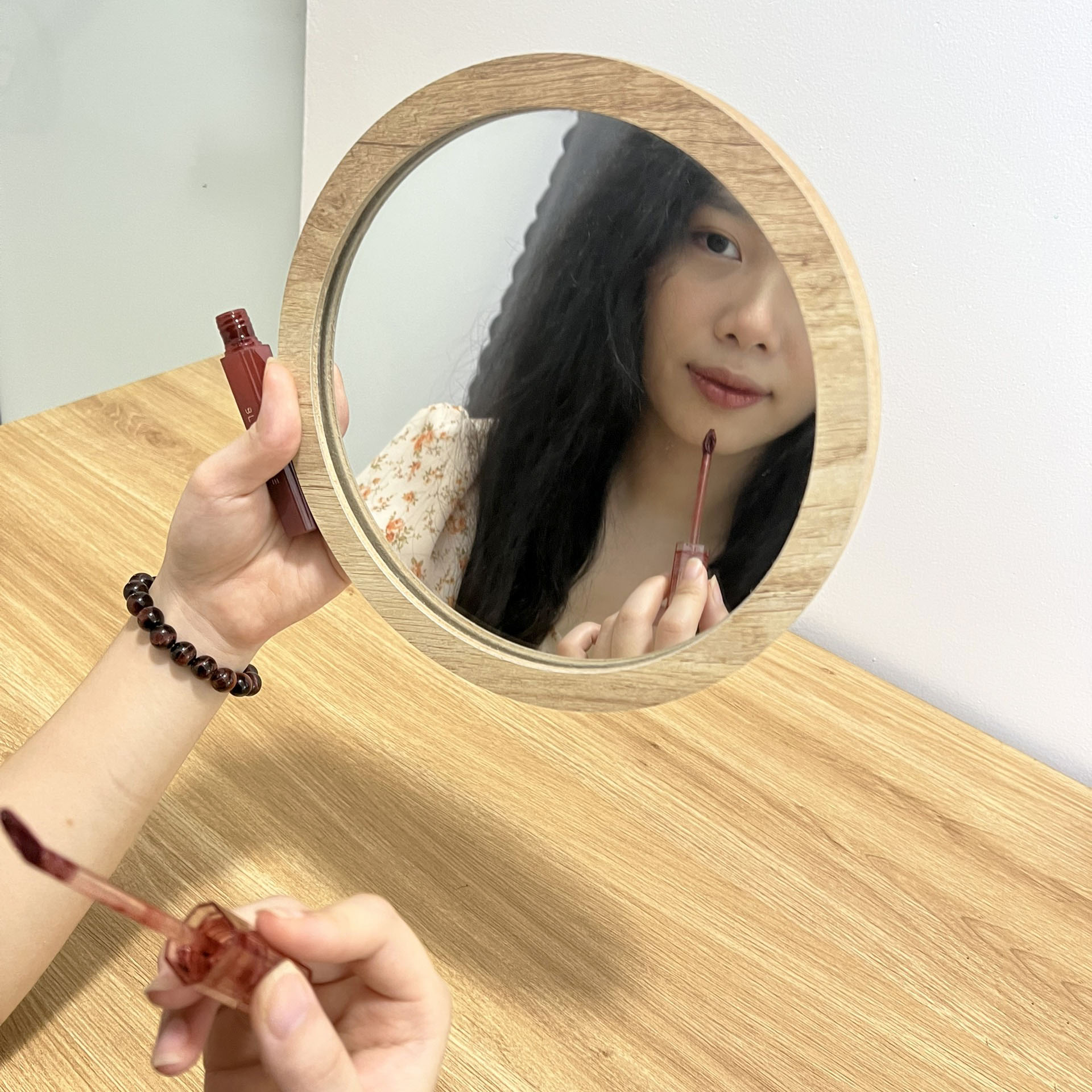 Gương gỗ trang điểm mini cầm tay tiện dụng DLQ INTERIORS