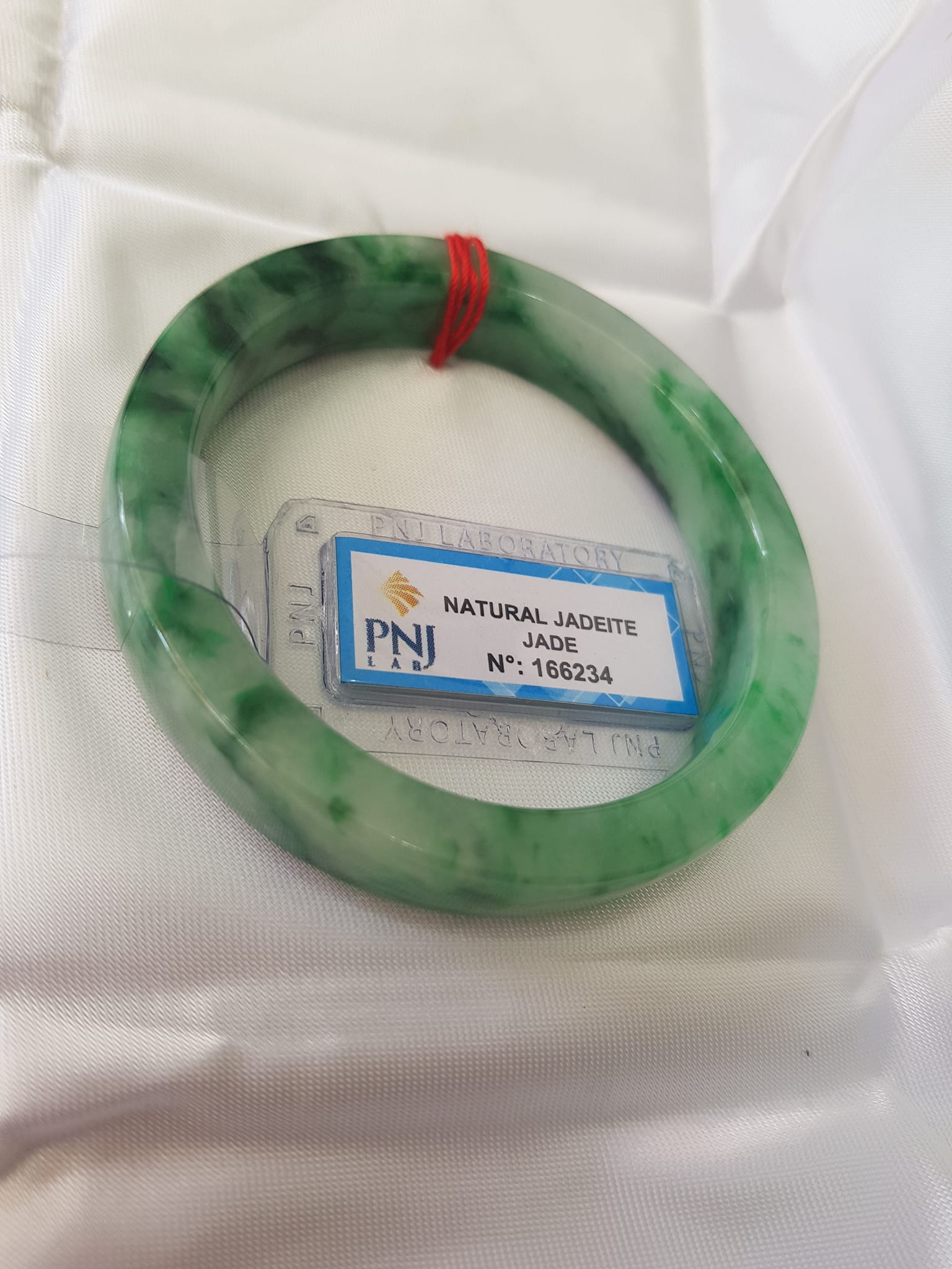 Vòng Tay Đá Ngọc Cẩm Thạch tự nhiên Bản Vuông 50mm   Vòng đã kiểm định có giấy chứng nhận P No 166234 Natural Jadeite  Nữ cân nặng 50kg - 55kg đeo Sang Tay Đẹp lắm luôn ạ