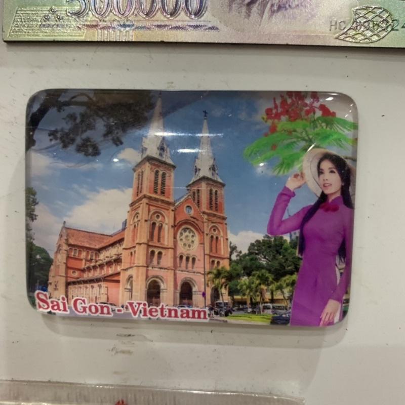 1 kim tự tháp pha lê