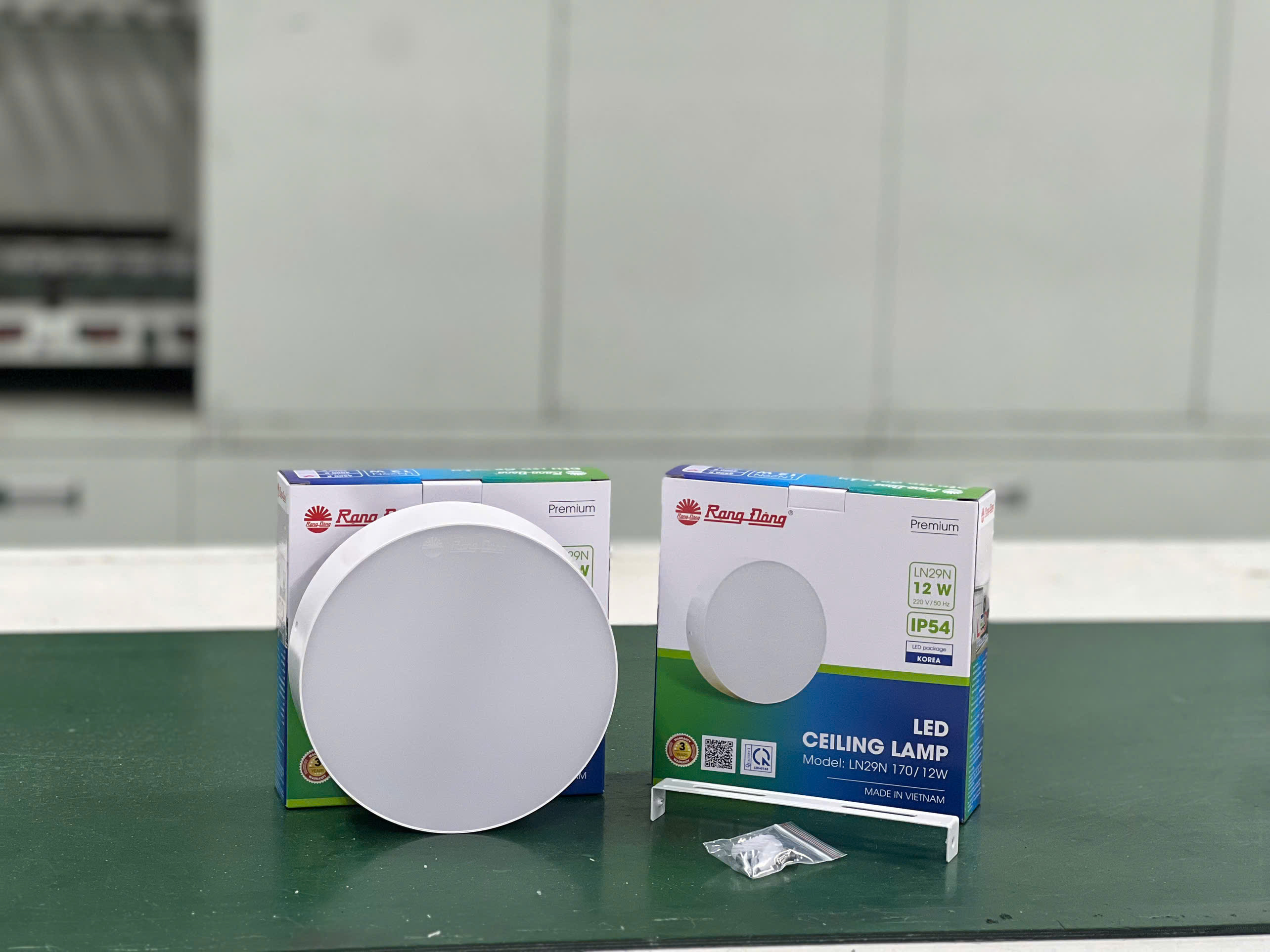 Đèn LED ốp trần tròn đổi màu đế nhựa LN29N 12W, 18W, 24W chính hãng Rạng Đông