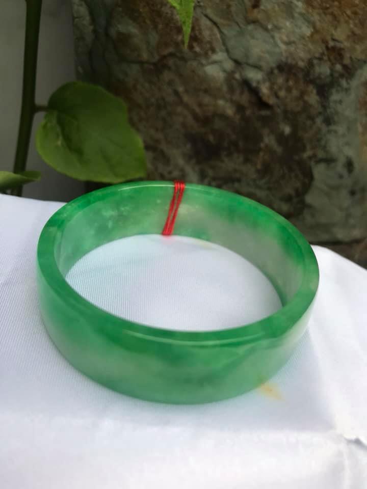 VÒNG CẨM THẠCH BẢN VUÔNG SIZE 54MM x BẢN CAO 17mm X DẦY 4,5mm  MÀU XANH LÁ TƯƠI SÁNG BÓNG LAM TRẮNG NHẸ GIỮA ĐẸP LẮM LUÔN Ạ  NỮ 53kg - 64kg ĐEO