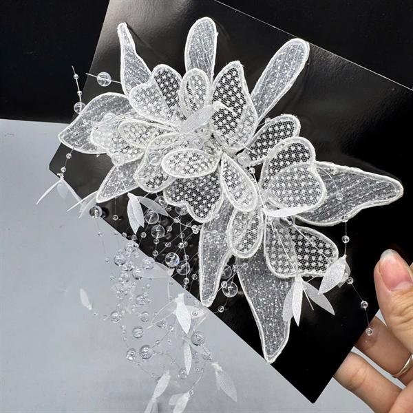 Cài tóc cô dâu hoa trắng nhũ ốp sau dây tua rua