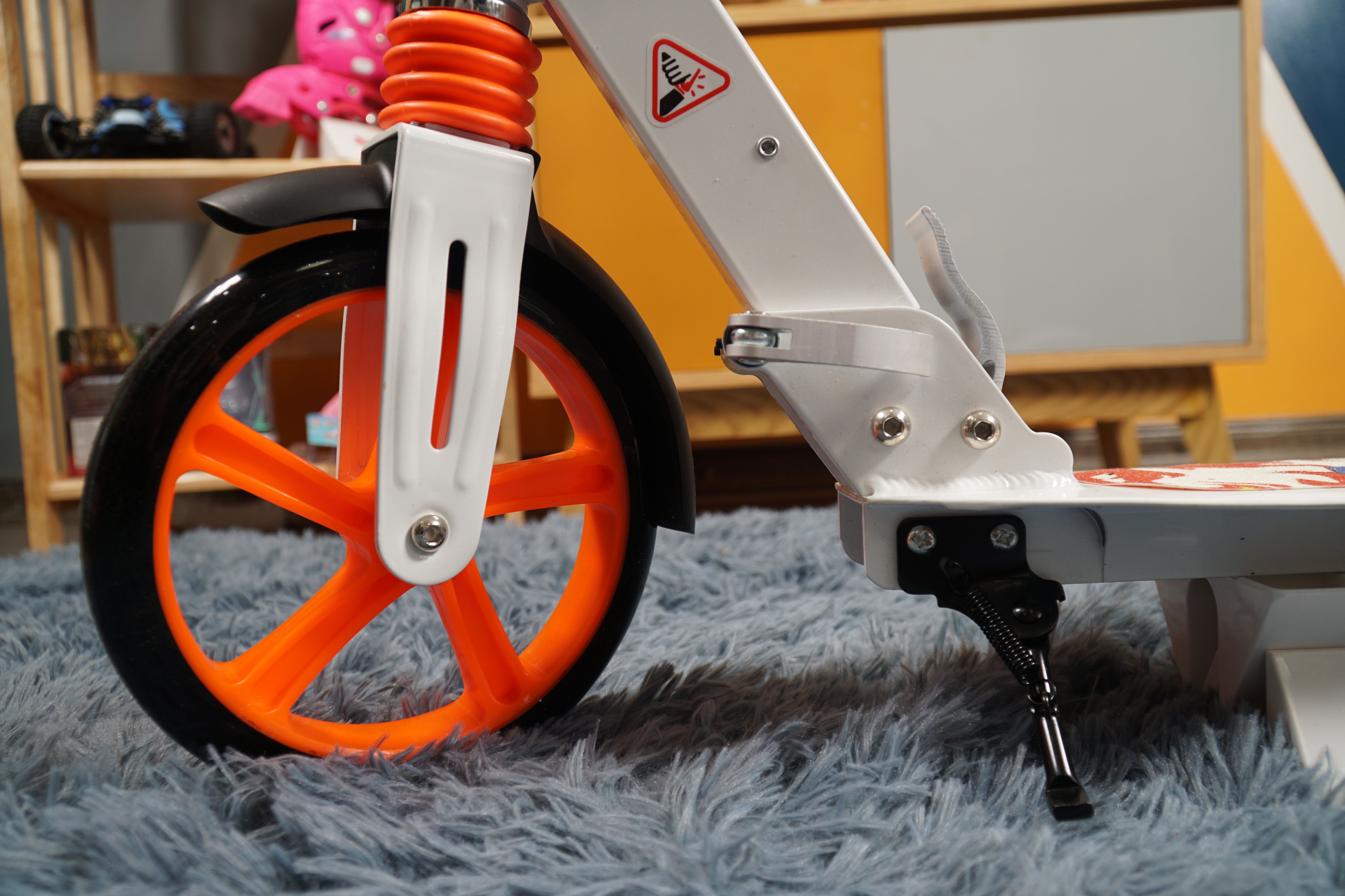 SCOOTER Y5_ món đồ chơi đáp ứng đầy đủ yêu cầu của bố mẹ với hai màu trắng và đen nổi bật