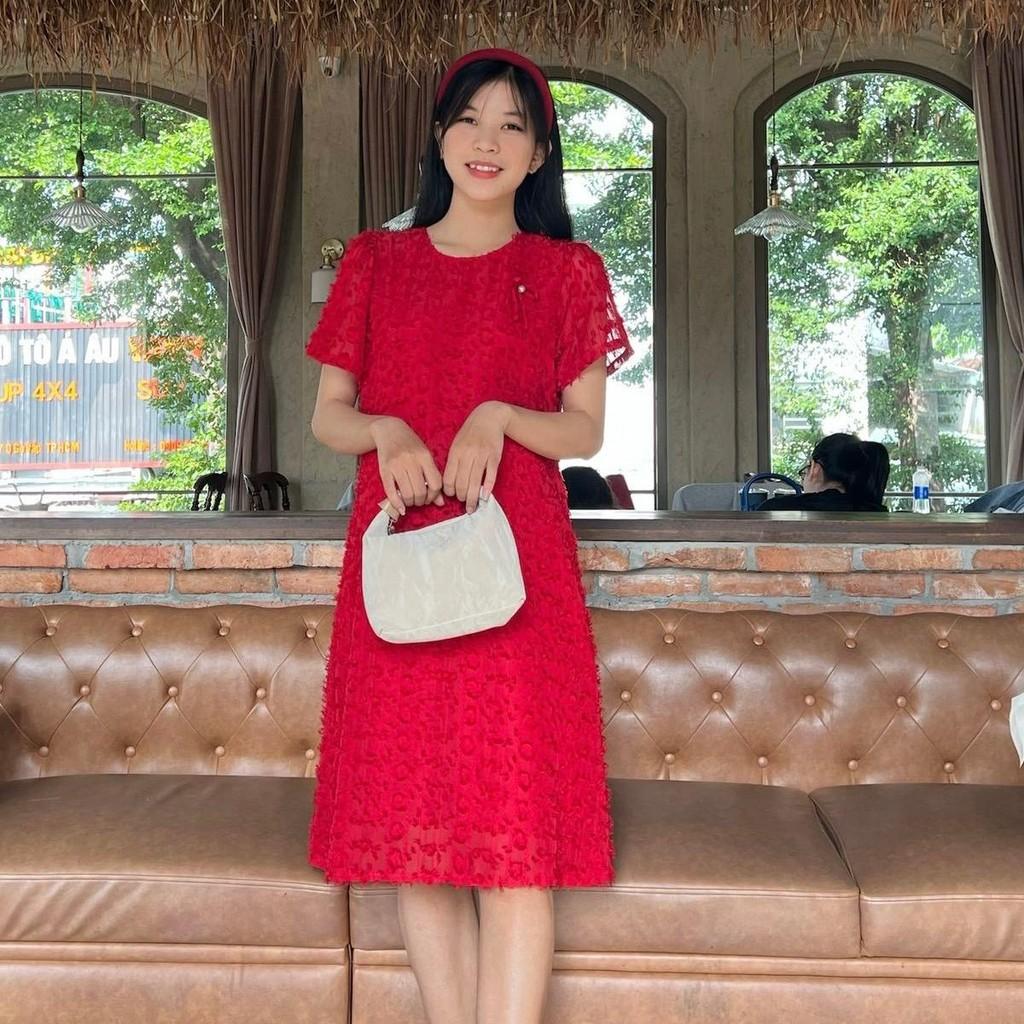 Đầm bầu tơ thêu nổi phom suông cách điệu đính nơ xinh xắn đi chơi, dự tiệc - Đỏ