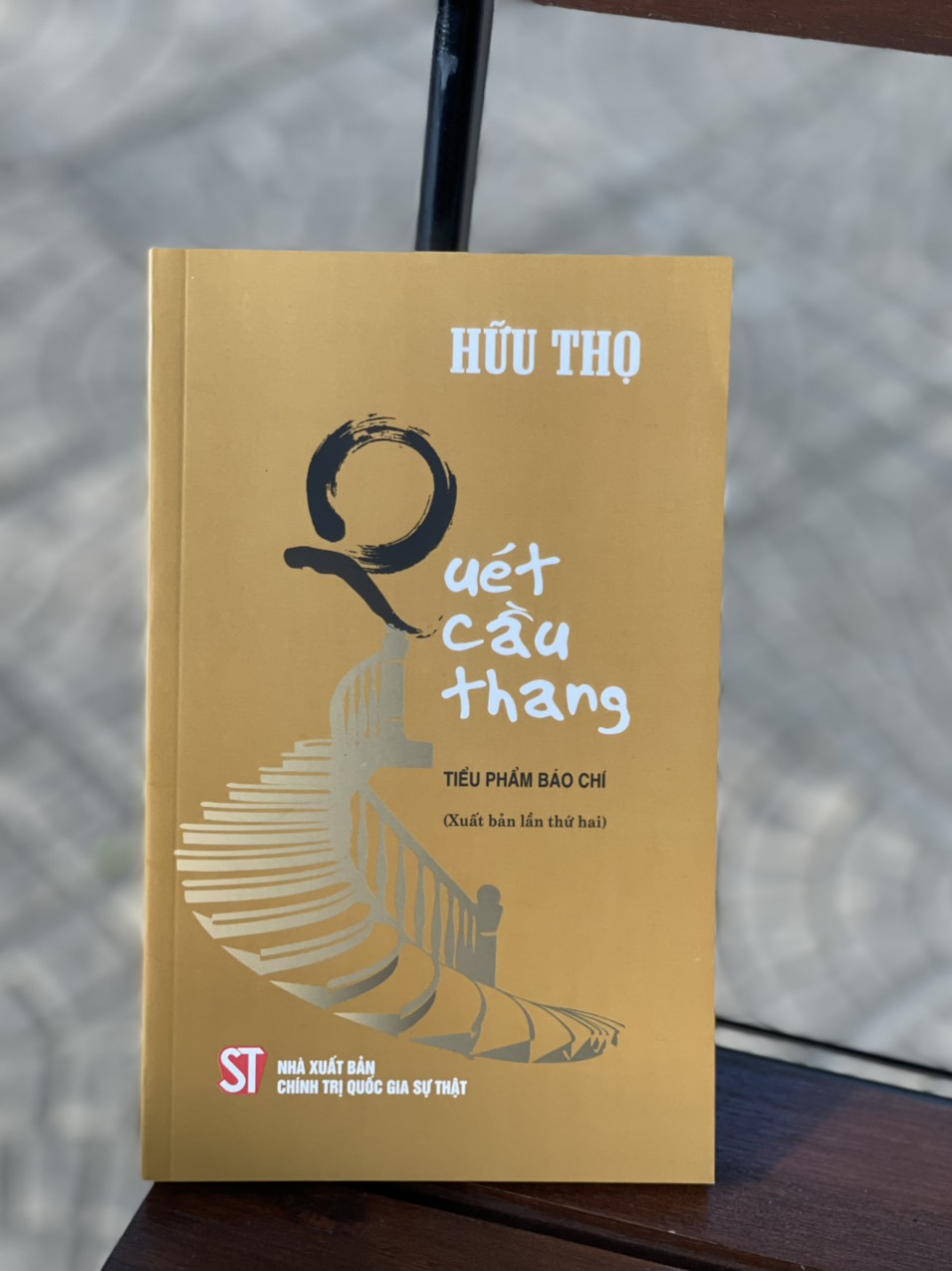 [tuyển tập 11 tác phẩm báo chí bút chiến HỮU THỌ] Ô DÙ LỌNG, NỂ và NÉ, CHẠY, GHẾ, XIẾC và các tiểu phẩm khác – NXB CTQG Sự Thật