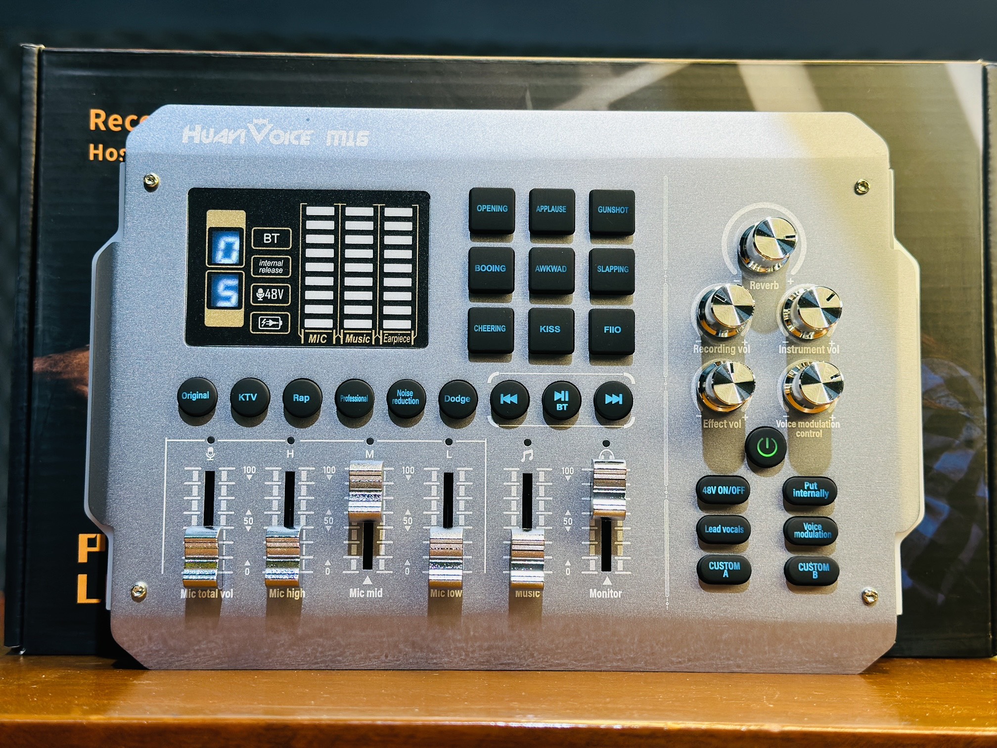 SoundCard M16 - Thu Âm Livestream Tại Nhà Dễ Dàng, Bluetooth 5.0, Có Nguồn Micro 48V, 9 Hiệu Ứng Âm Thanh, Thay Đổi Giọng Nói, Điều Chỉnh Bass Mid Treble, Hàng Nhập Khẩu