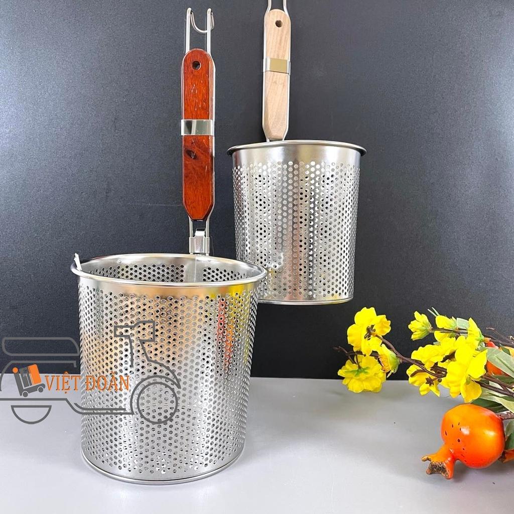 Vợt Trụng hủ Tiếu - VỢT THẲNG - Dụng cụ trụng hủ tiếu MÌ, VỢT VỚT XƯƠNG loại tốt- Sâu Lòng .lưới dày, cán gỗ, móc treo tiện dụng