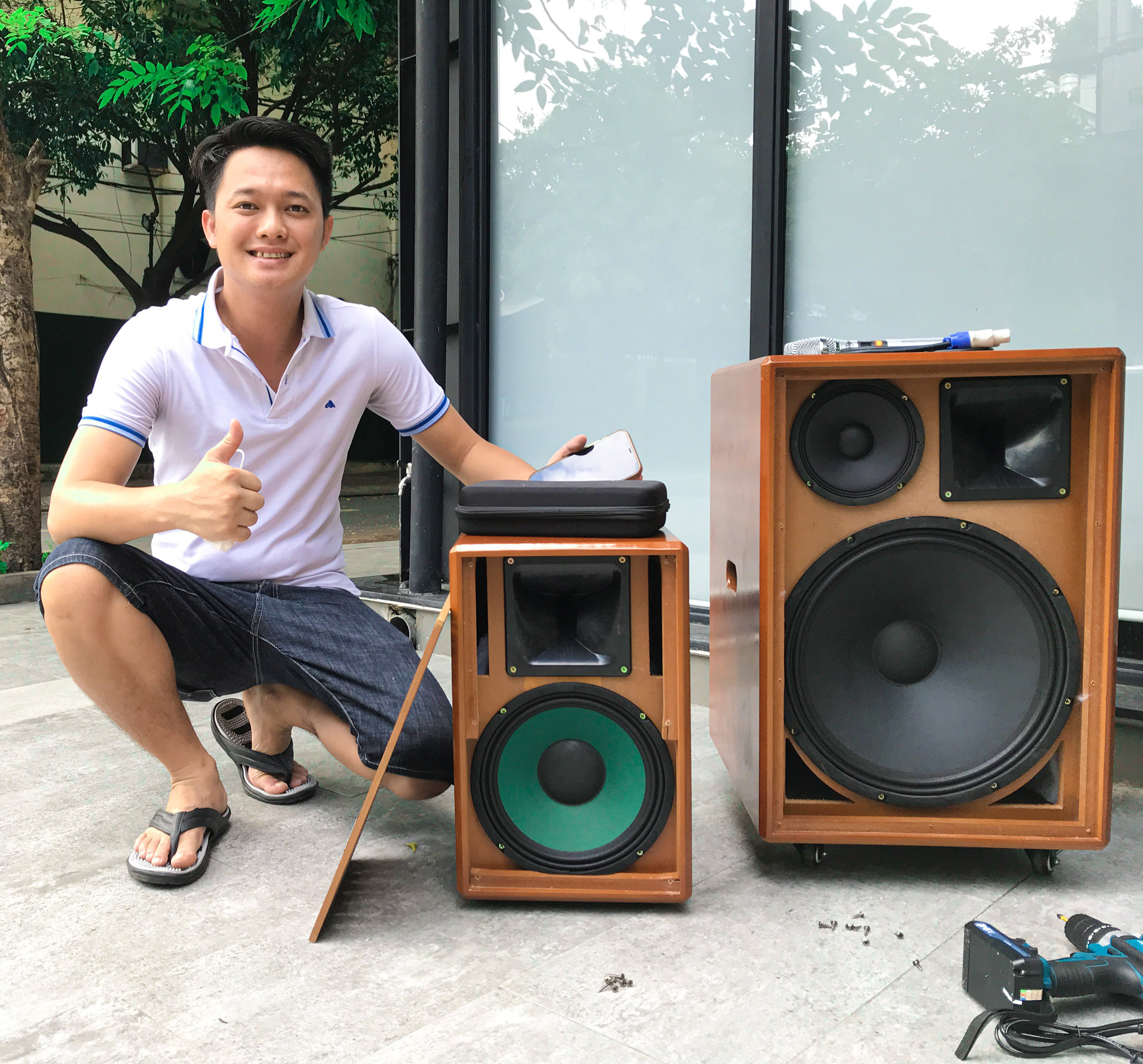 Loa kéo di động Bose 0506 - Loa cột Bass đôi, treble đôi, 1 mid - 3 đường tiếng phân tần hiệu quả, âm thanh trầm ấm, sống động - Công suất 5200W - Phù hợp karaoke gia đình, sân khấu, sự kiện - Dàn karaoke di động tiện lợi - Kèm 2 micro không dây