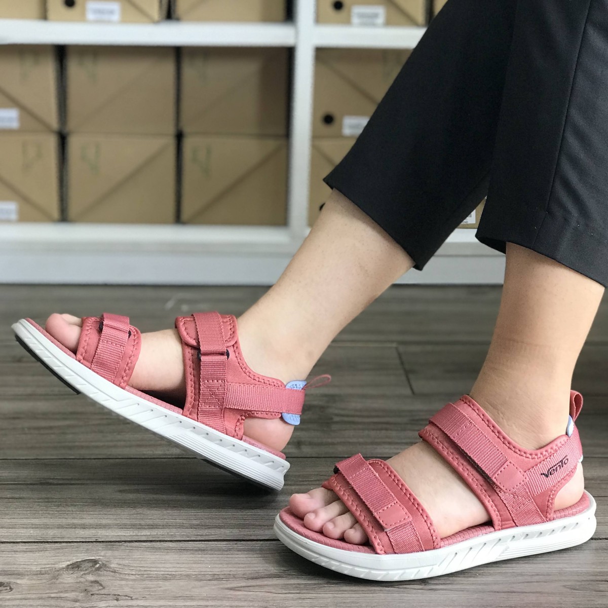 Giày sandal nữ siêu nhẹ hiệu Vento thích hợp mang đi học NB81