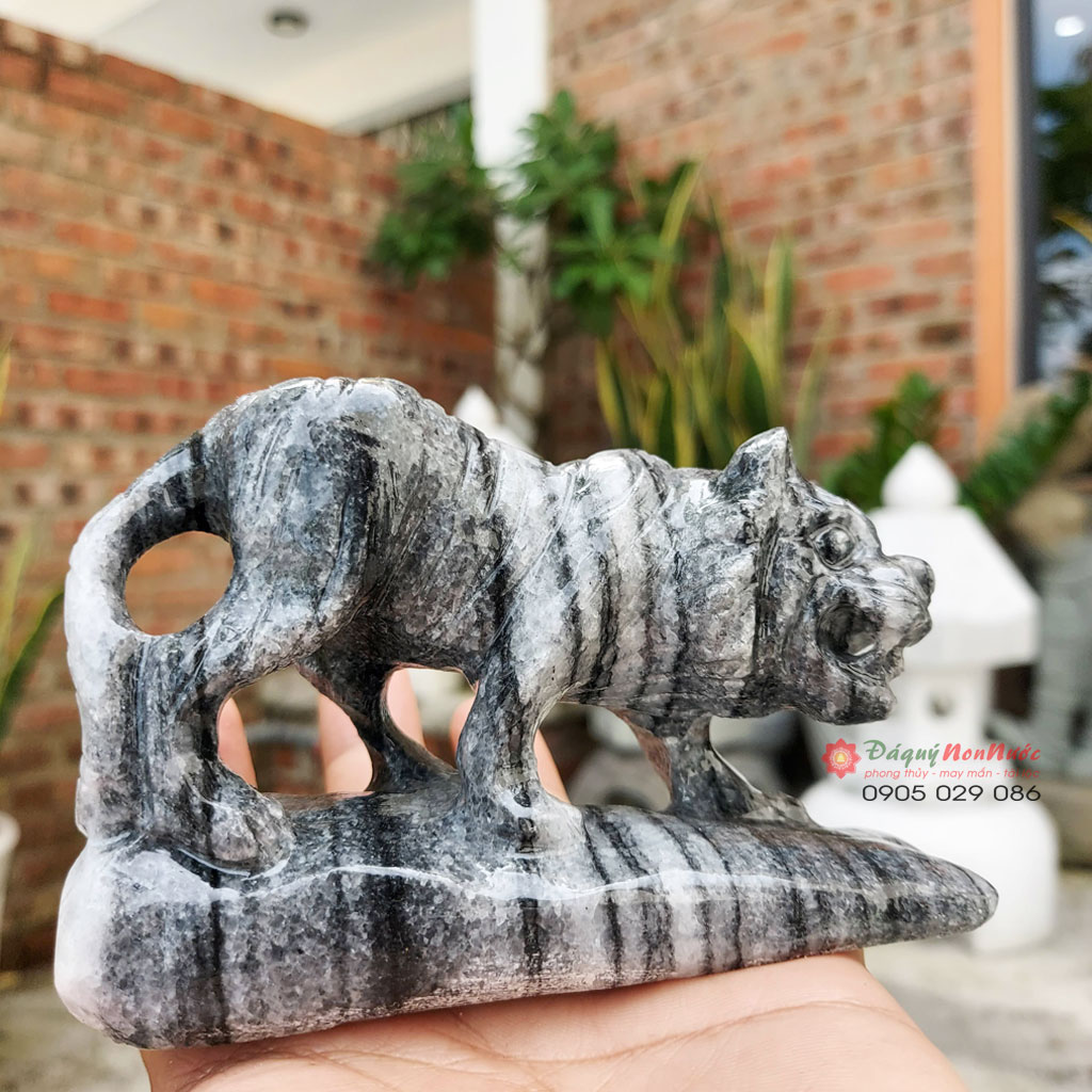 Tượng đá cọp 12 con giáp phong thủy đá đen 10cm đá Non Nước