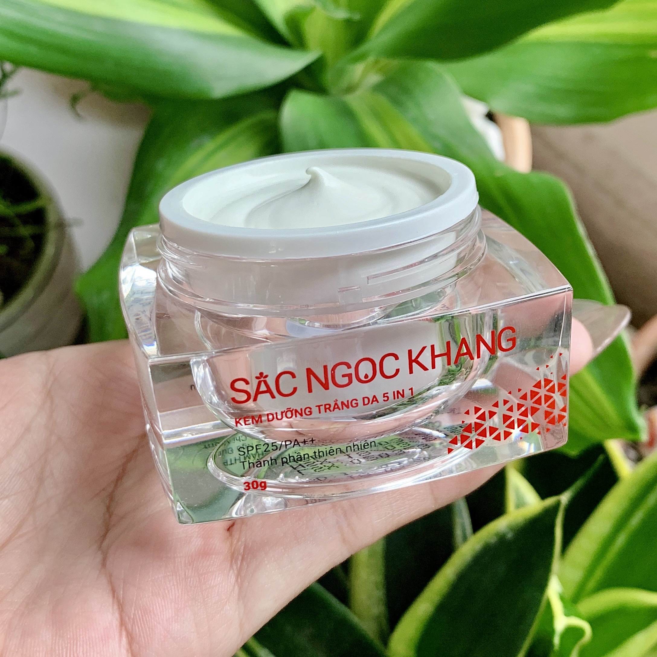 Bộ kem dưỡng ngày và đêm: Kem ban ngày 5 trong 1 (30ml) + Kem ban đêm (30g) giúp dưỡng ẩm, nâng tông, sáng da, làm mờ vết thâm, sạm, nám