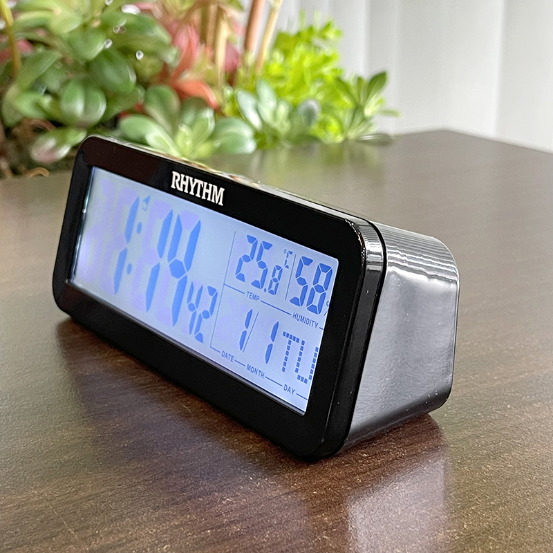 Đồng hồ Rhythm LCT107NR02 – KT 14.8 x 5.7 x 4.7cm / 132g. Vỏ nhựa. Dùng Pin