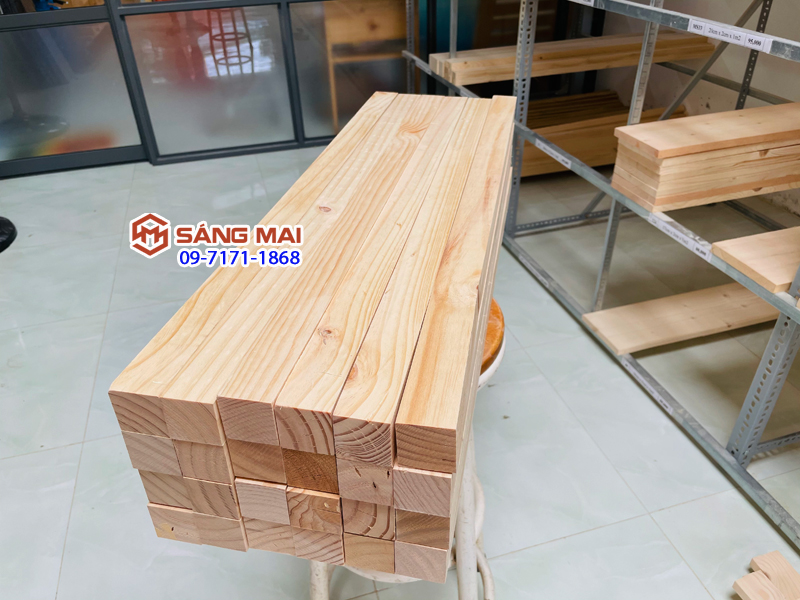 Thanh gỗ thông vuông 4cm x 4cm x dài 100cm + láng mịn 4 mặt