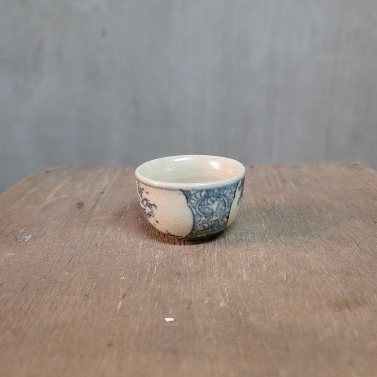 "Chén Men Rạn Cổ Hoàng Gia"
