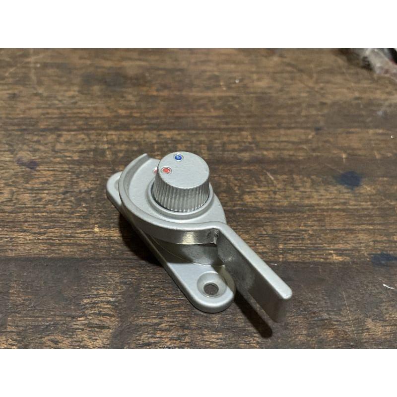 Khóa sò xanh đỏ màu trắng sữa hoặc bạc