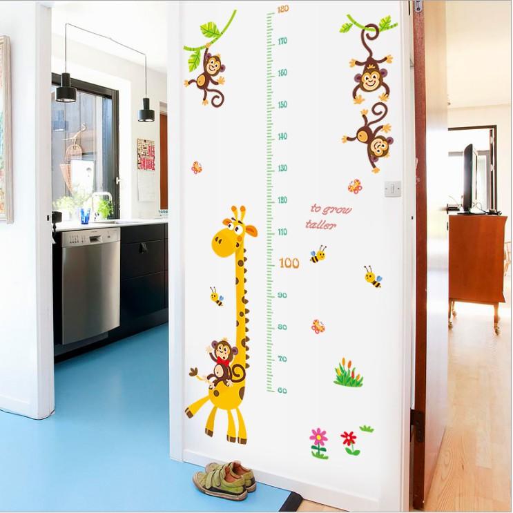 Decal trang trí tường - thước đo Hươu Nâu dây leo khỉ