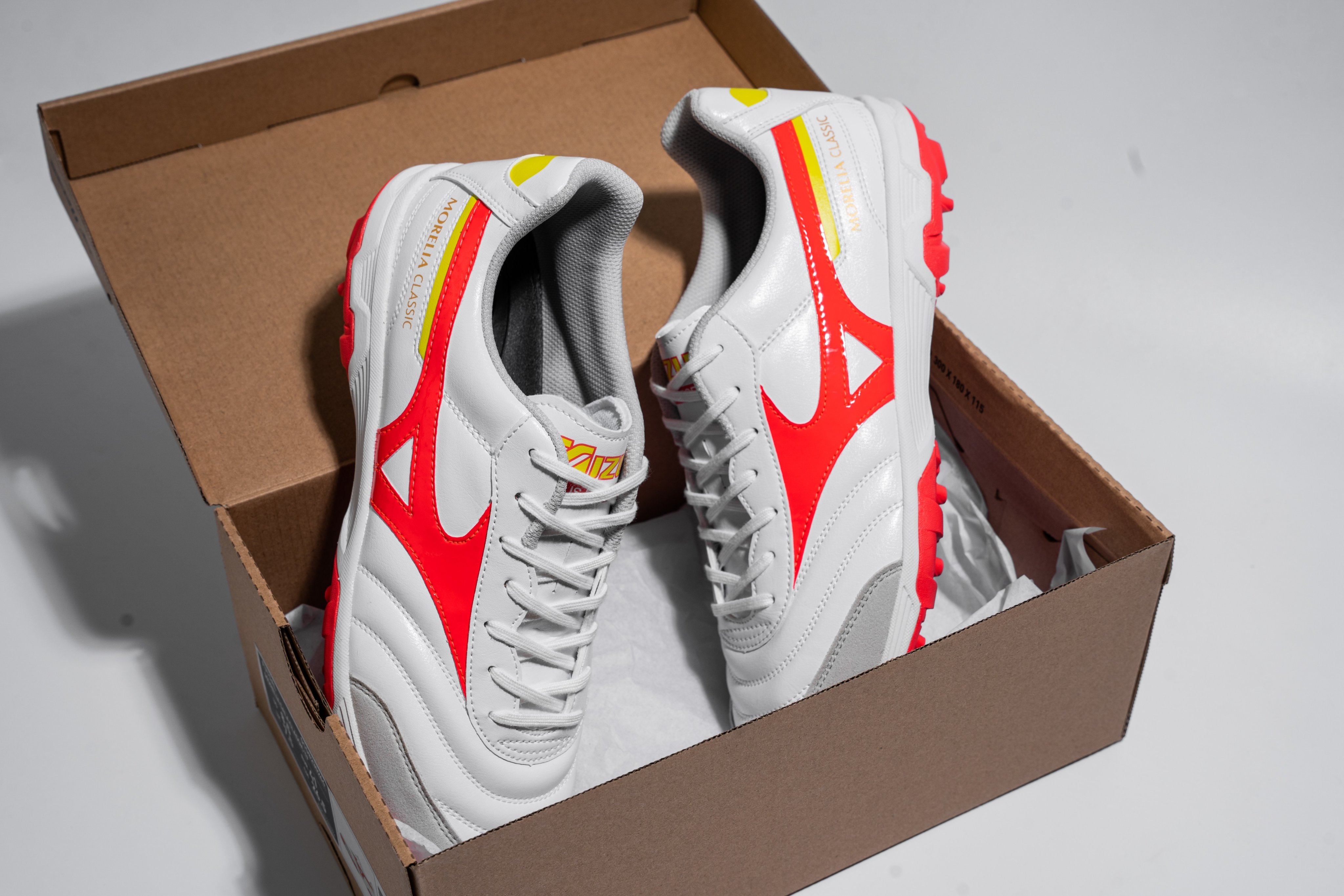 Giày đá bóng Mizuno Morelia Sala Classic TF - Q1GB230264 - Trắng/Đỏ