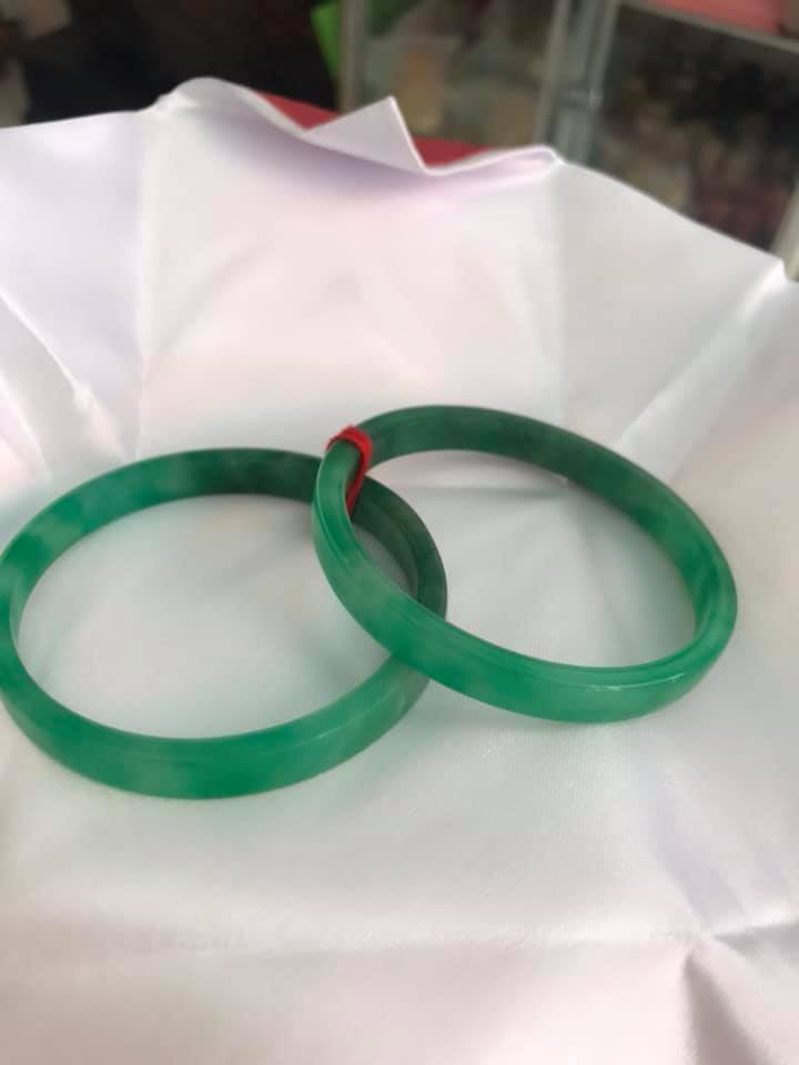 Cặp Vòng Cẩm Thạch Bản Vuông 52mm Xanh Ngọc Lý Đậm Bóng Đẹp Ni 52mm x cao 7mm x dầy 4mm Nữ Mạng Thủy Mộc Hỏa 50kg -> 56kg đeo ạ