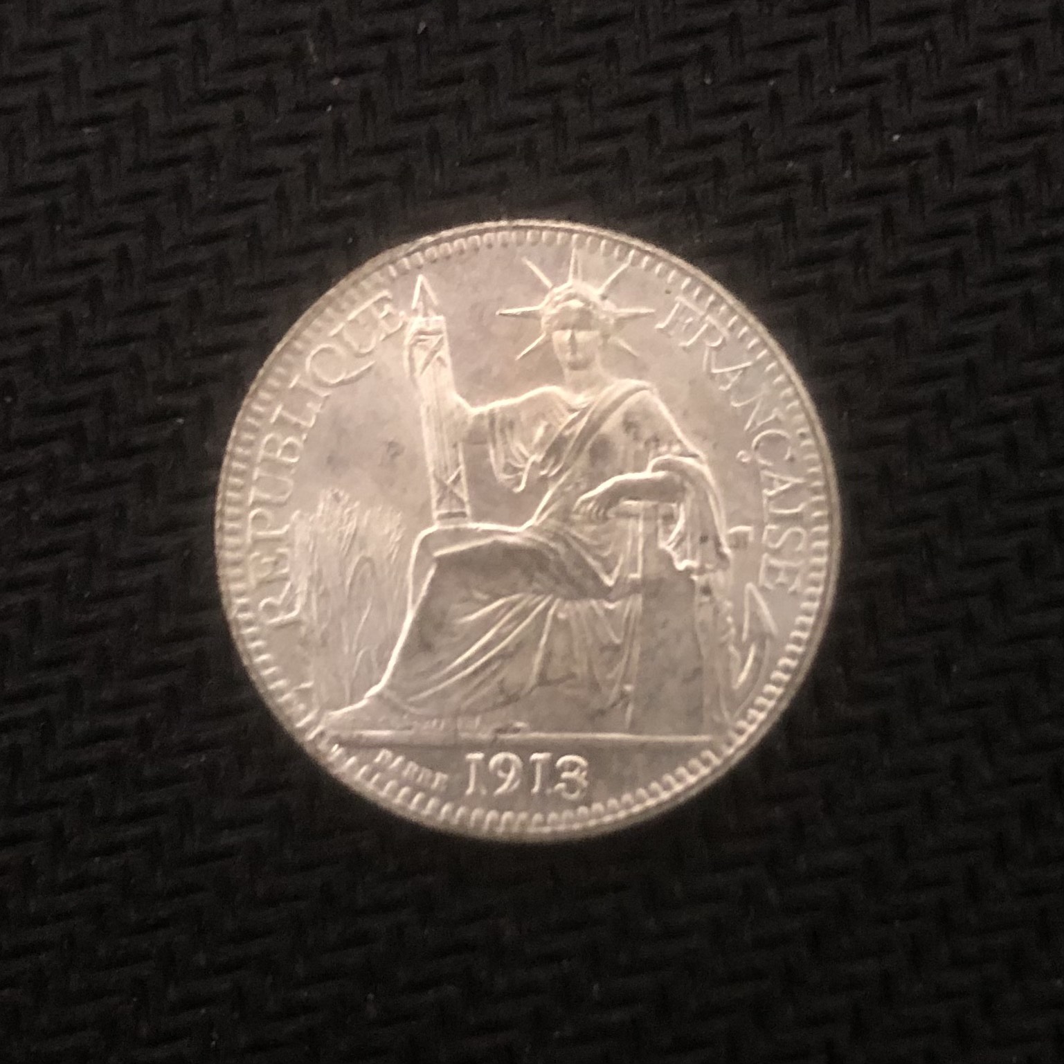 Xu lưu niệm Đông Dương 10 cent hoa xòe năm 1913