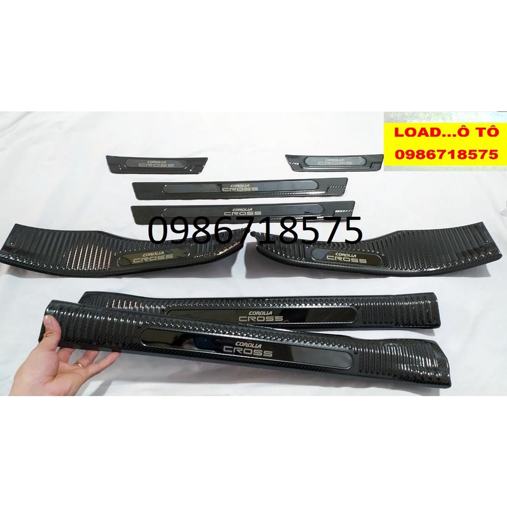 Ốp Bậc Cửa, Nẹp Bước Chân Xe Trong Ngoài Xe Toyota Cross 2023-2020 Chất Liệu Vân carbon Hàng Chữ Bóng Cao Cấp