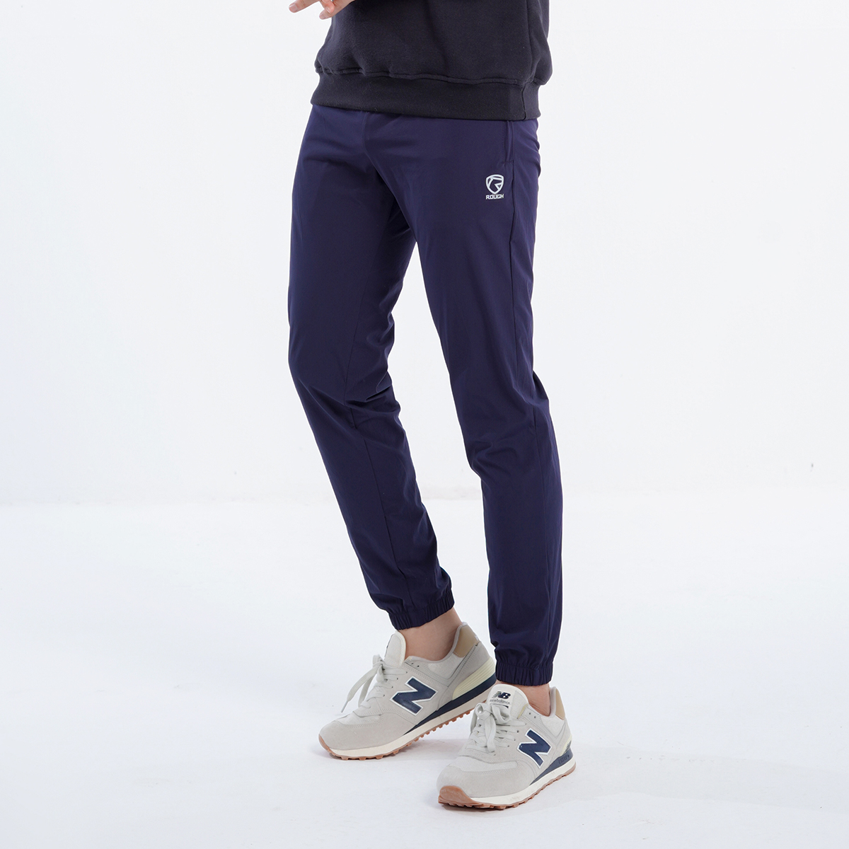 Quần Thể Thao Vải Gió Jogger Nam ROUGH Dynamic Essentials Dáng Thể Thao, Bo Ống Trẻ Trung, Lưng Chun Thoải Mái