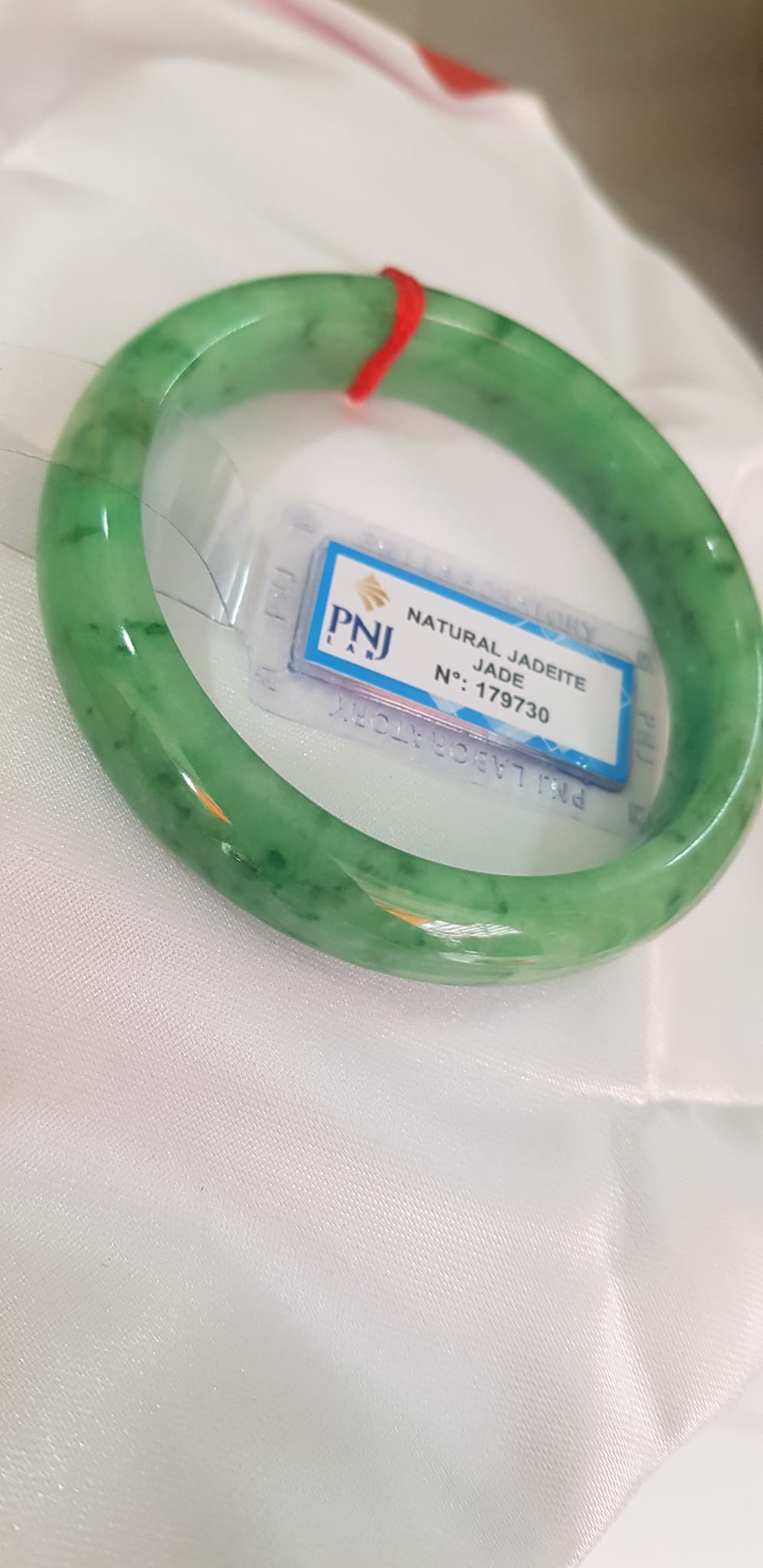 Vòng Cẩm Thạch tự nhiên Vip Bản Hẹ ĐL Ni 56mm x Cao 12mm x dầy 7,8mm Vòng kiểm định P No 179730 màu Xanh Lý Đều bóng vân đậu lý cưng quá mượt đẹp Nữ mệnh Mộc Thủy Hỏa cân nặng 54kg - 63kg đeo rất đẹp sang tay ạ
