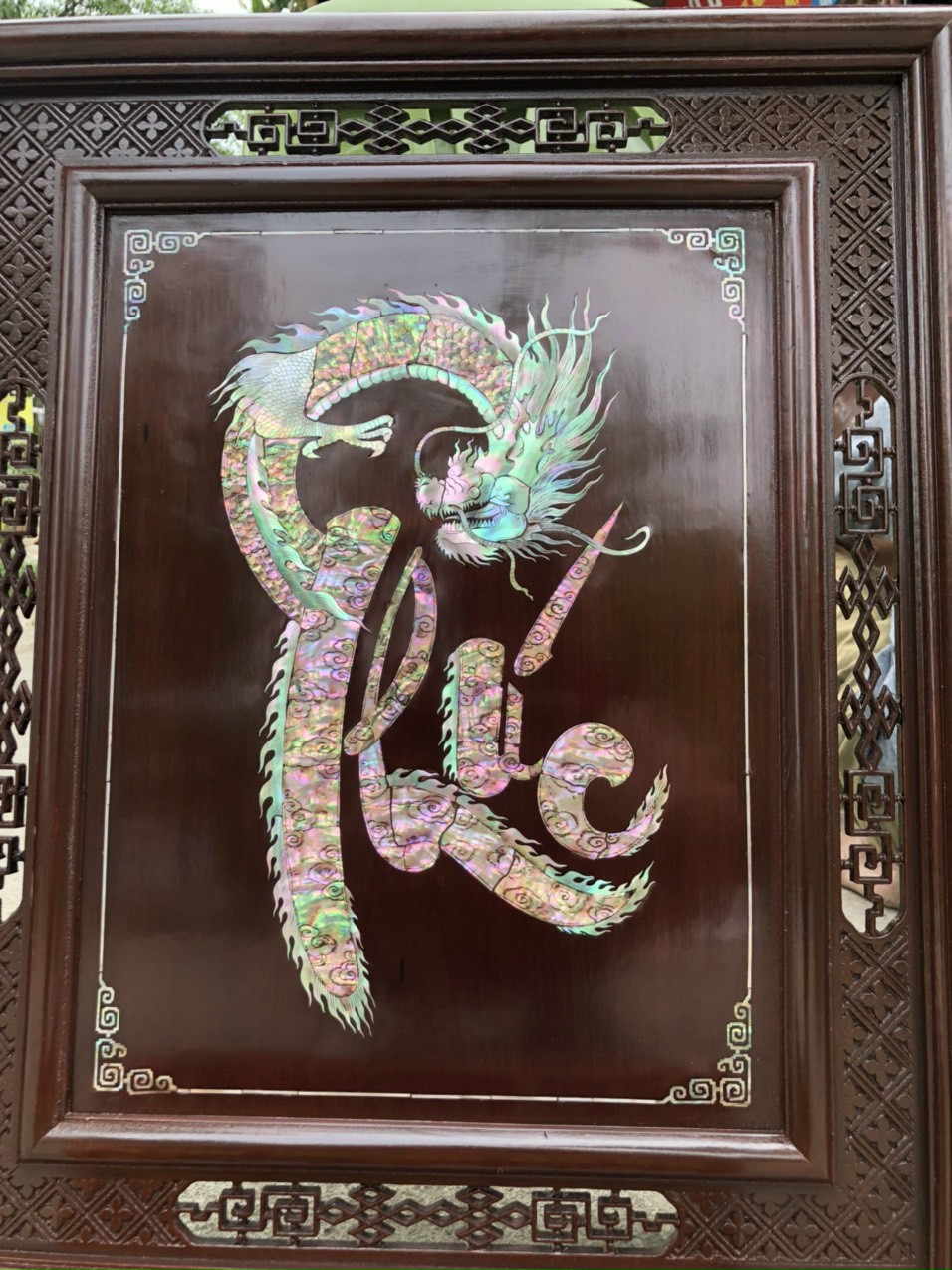 Tranh chữ phúc rồng hóa  khảm ốc đỏ kết hợp với vỏ bào ngư kt 60×50cm