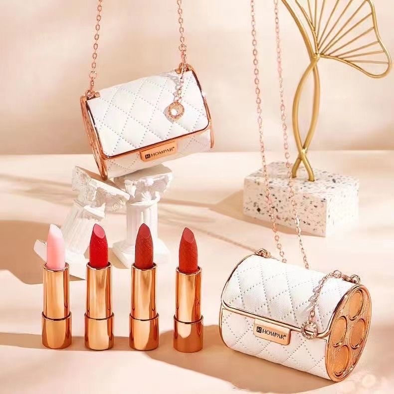 Set 4 cây son 3 màu 1 dưỡng ,kèm túi xách đựng sang trọng ,chất son mềm , lên màu chuẩn , độ bền cao ,cho làn môi mướt mịn, sáng hồng, giảm thâm môi hiệu quả. có thể làm quà tặng siêu xinh