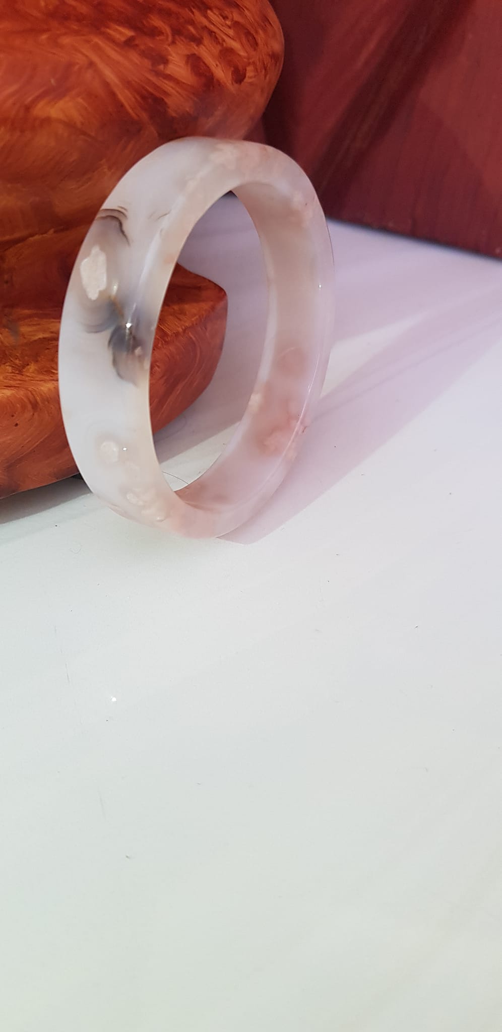 Vòng tay Nữ Mã Não Bản Vuông trắng bông hoa vân Ni 54mm x cao 13mm x dầy 6mm Nữ mệnh Kim mệnh Thủy 52kg - 55kg đeo đẹp xinh tay lắm ạ