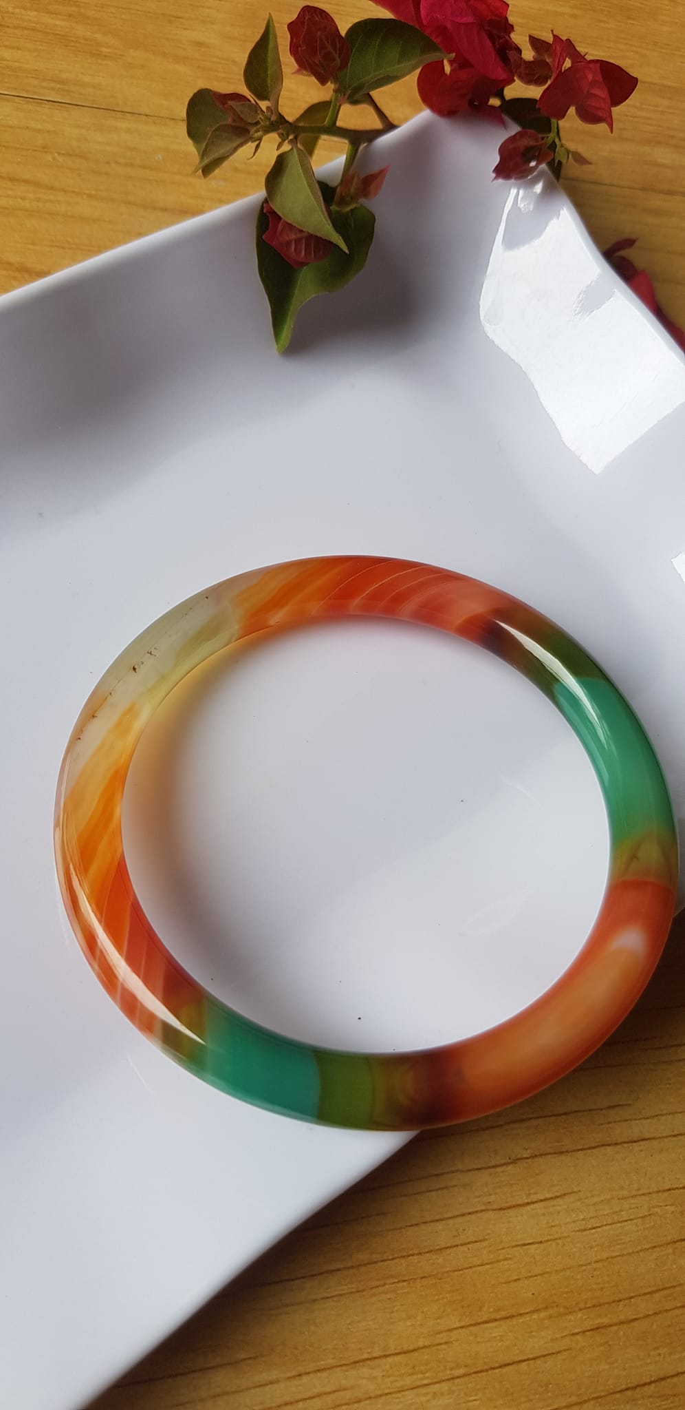 Vòng tay đá mã não tứ quý mới đỏ cam xanh dương xanh lá cam trắng vân sọc xéo xéo rất đẹp Vòng Ni 59mm x cọng 7,8mm Nữ 58kg - 70kg đeo Món quà tặng nữ ý nghĩa ạ