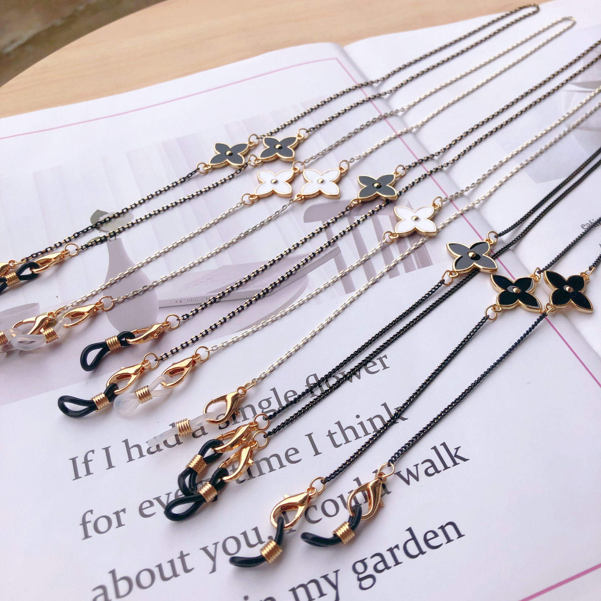 Chuỗi đeo mắt kính ngắn tone đen trắng mắt kính sành điệu hoa cỏ bốn lá dây chuyền đeo tai nghe bluetooth quà tặng đặc biệt