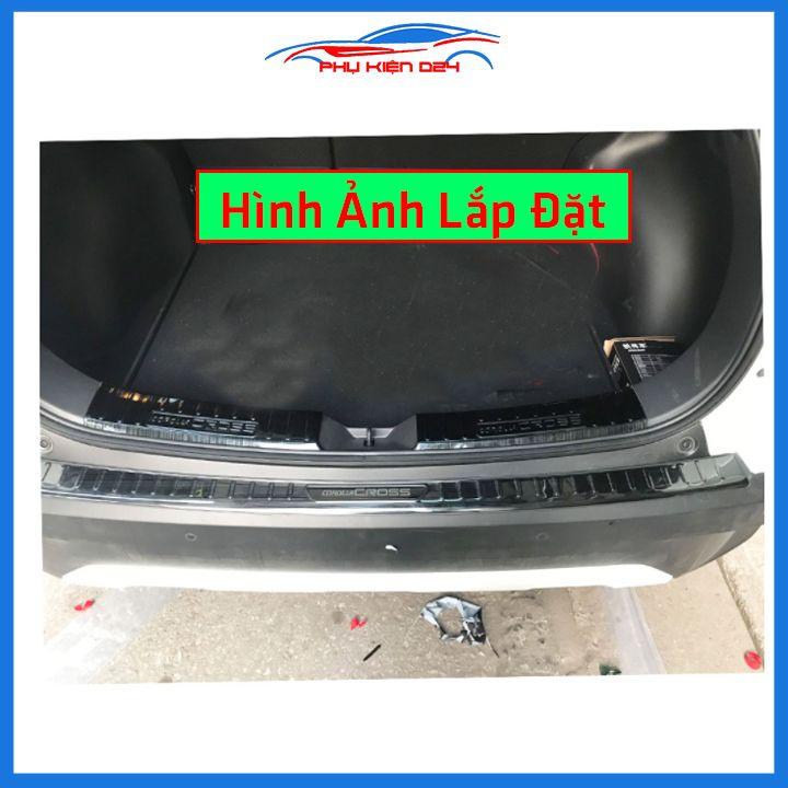 Ốp chống trầy cốp Corolla Cross 2020 thép không gỉ vân Titan bảo vệ xe
